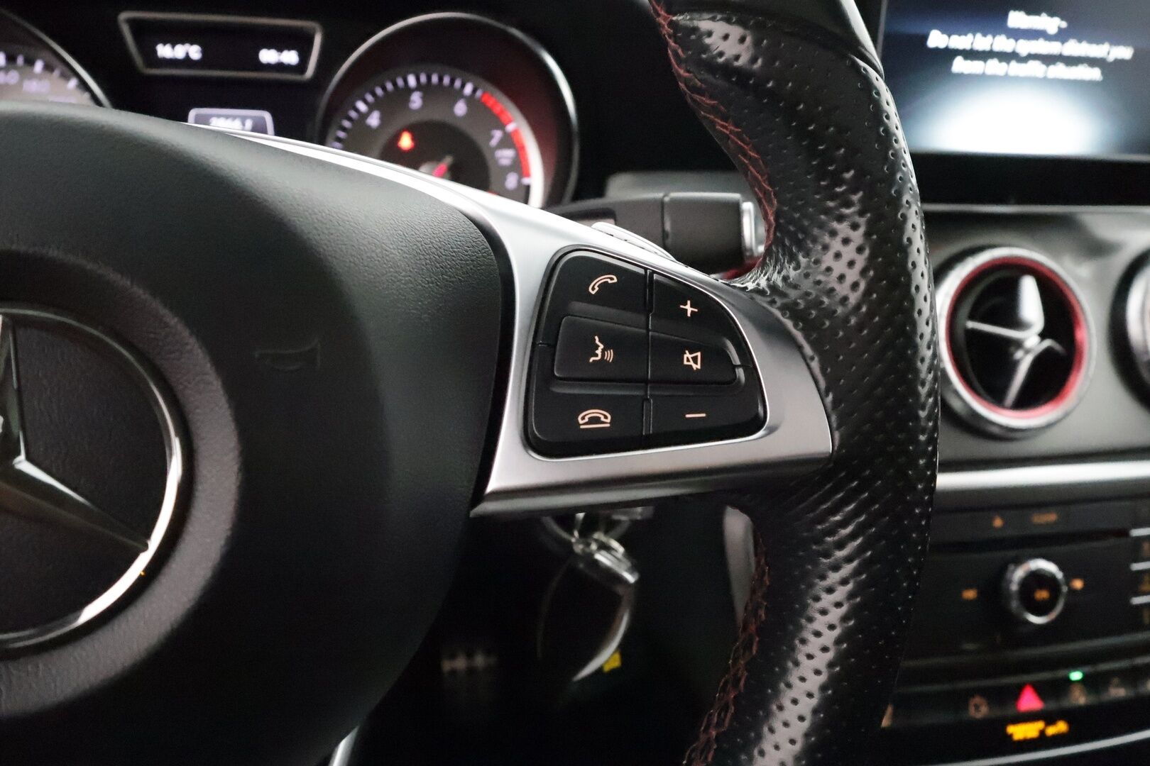Mercedes-Benz CLA 2015 200 A Shooting Brake AMG - Lasikattoluukku / Harman/Kardon / P. Kamera / Vakkari / Adapt. LED / Bluetooth / 2x Renkaat