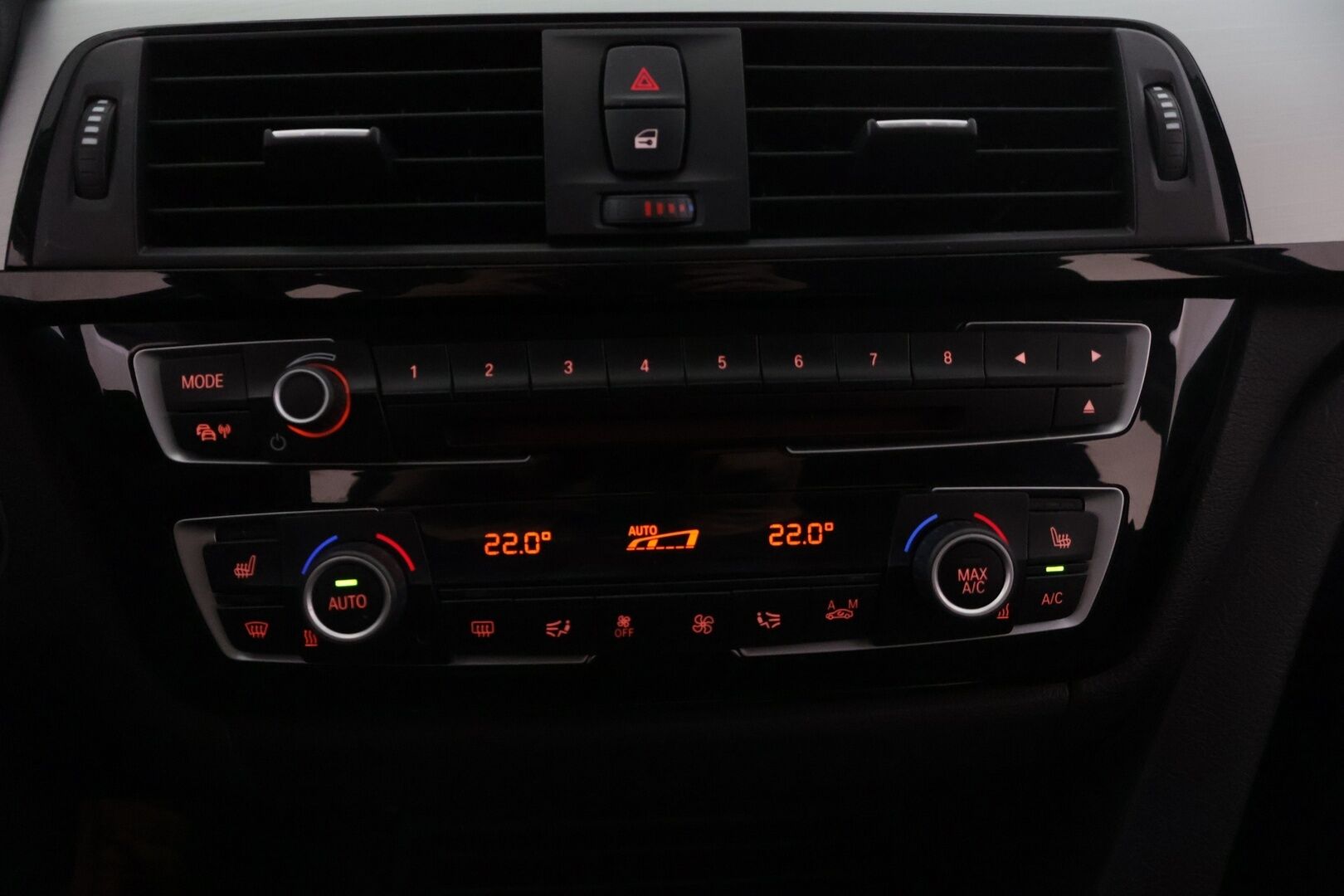 BMW 320 2017 F30 Sedan 320d A xDrive Business Exclusive Edition Sport *Suomi-auto / Tutkat edessä ja takana / Vakkari / Nahkasisusta / Sport-penkit* - *Adapt. LED-ajovalot / 2x Renkaat & Vanteet / Lämmitettävä M-sport ratti /  Ei Adblue-järjestelmää*