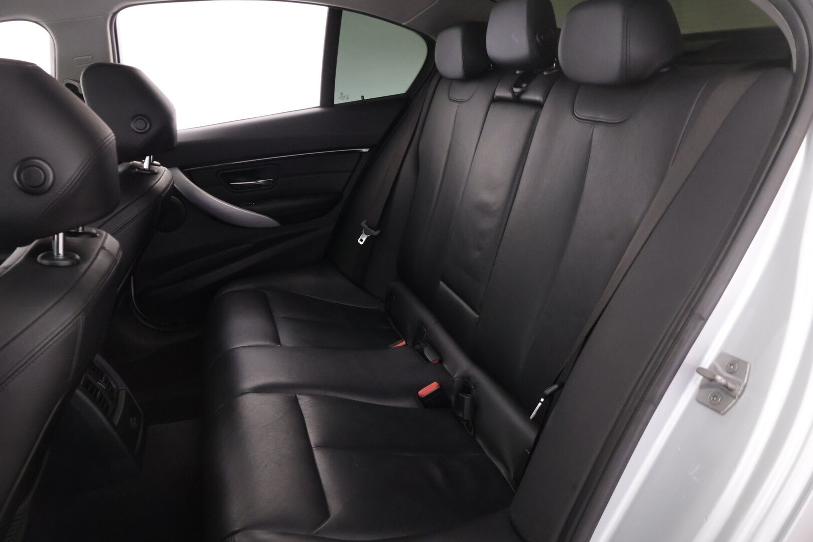 BMW 320 2017 F30 Sedan 320d A xDrive Business Exclusive Edition Sport *Suomi-auto / Tutkat edessä ja takana / Vakkari / Nahkasisusta / Sport-penkit* - *Juuri katsastettu / Adapt. LED-ajovalot / Hifi / 2x Renkaat & Vanteet / Lämmitettävä M-sport ratti /  Ei Adblue-järjestelmää* - HULLUT AVAJAISHULINAT KORKOTARJOUS 3,29 %