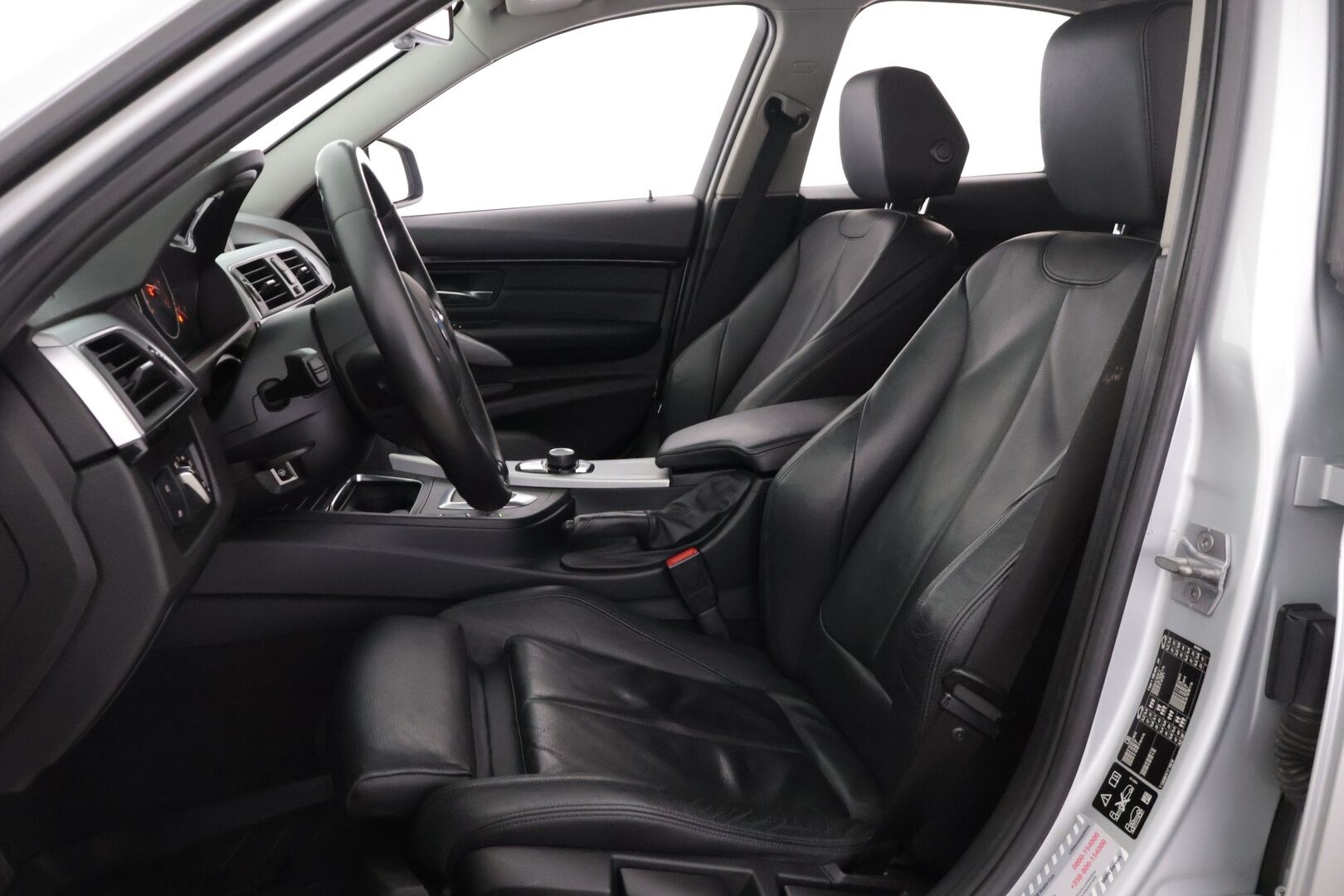 BMW 320 2017 F30 Sedan 320d A xDrive Business Exclusive Edition Sport *Suomi-auto / Tutkat edessä ja takana / Vakkari / Nahkasisusta / Sport-penkit* - *Juuri katsastettu / Adapt. LED-ajovalot / Hifi / 2x Renkaat & Vanteet / Lämmitettävä M-sport ratti /  Ei Adblue-järjestelmää* - HULLUT AVAJAISHULINAT KORKOTARJOUS 3,29 %