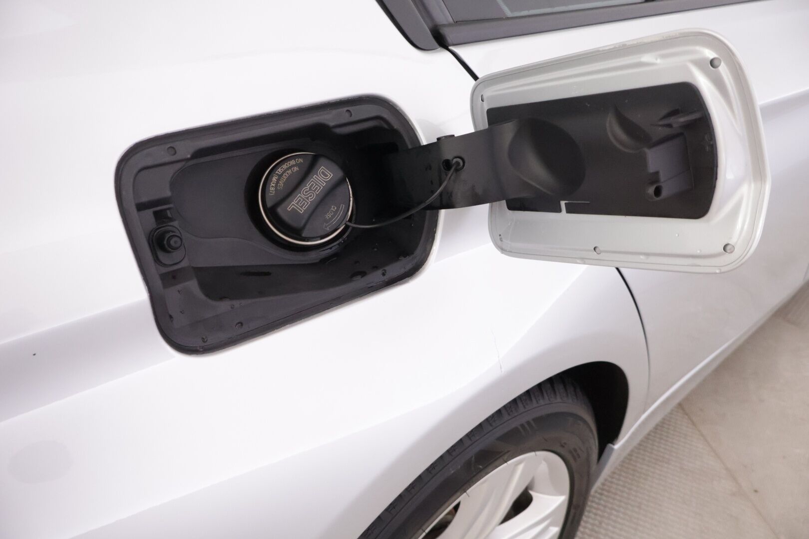 BMW 320 2017 F30 Sedan 320d A xDrive Business Exclusive Edition Sport *Suomi-auto / Tutkat edessä ja takana / Vakkari / Nahkasisusta / Sport-penkit* - *Adapt. LED-ajovalot / 2x Renkaat & Vanteet / Lämmitettävä M-sport ratti /  Ei Adblue-järjestelmää*