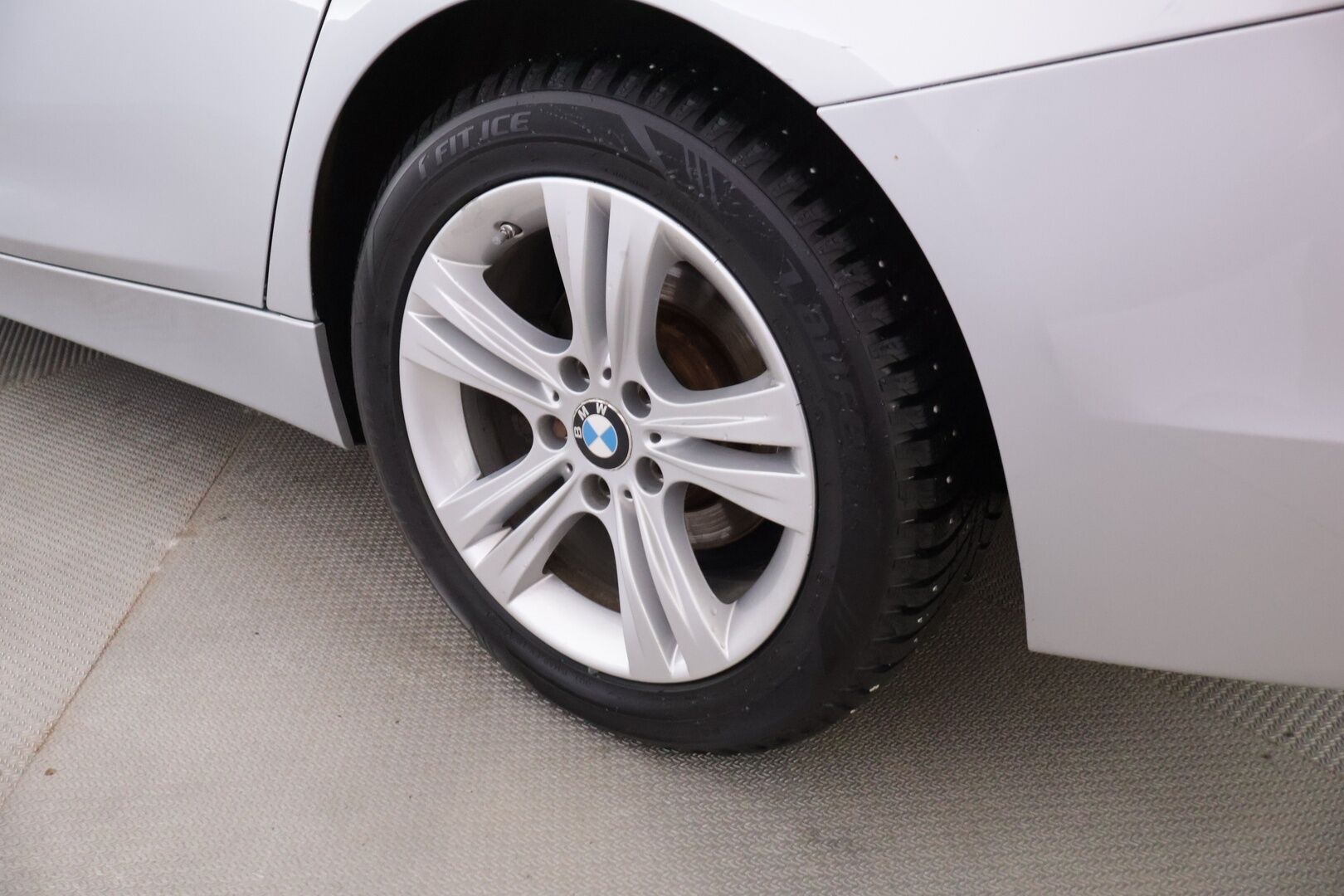 BMW 320 2017 F30 Sedan 320d A xDrive Business Exclusive Edition Sport *Suomi-auto / Tutkat edessä ja takana / Vakkari / Nahkasisusta / Sport-penkit* - *Adapt. LED-ajovalot / 2x Renkaat & Vanteet / Lämmitettävä M-sport ratti /  Ei Adblue-järjestelmää*