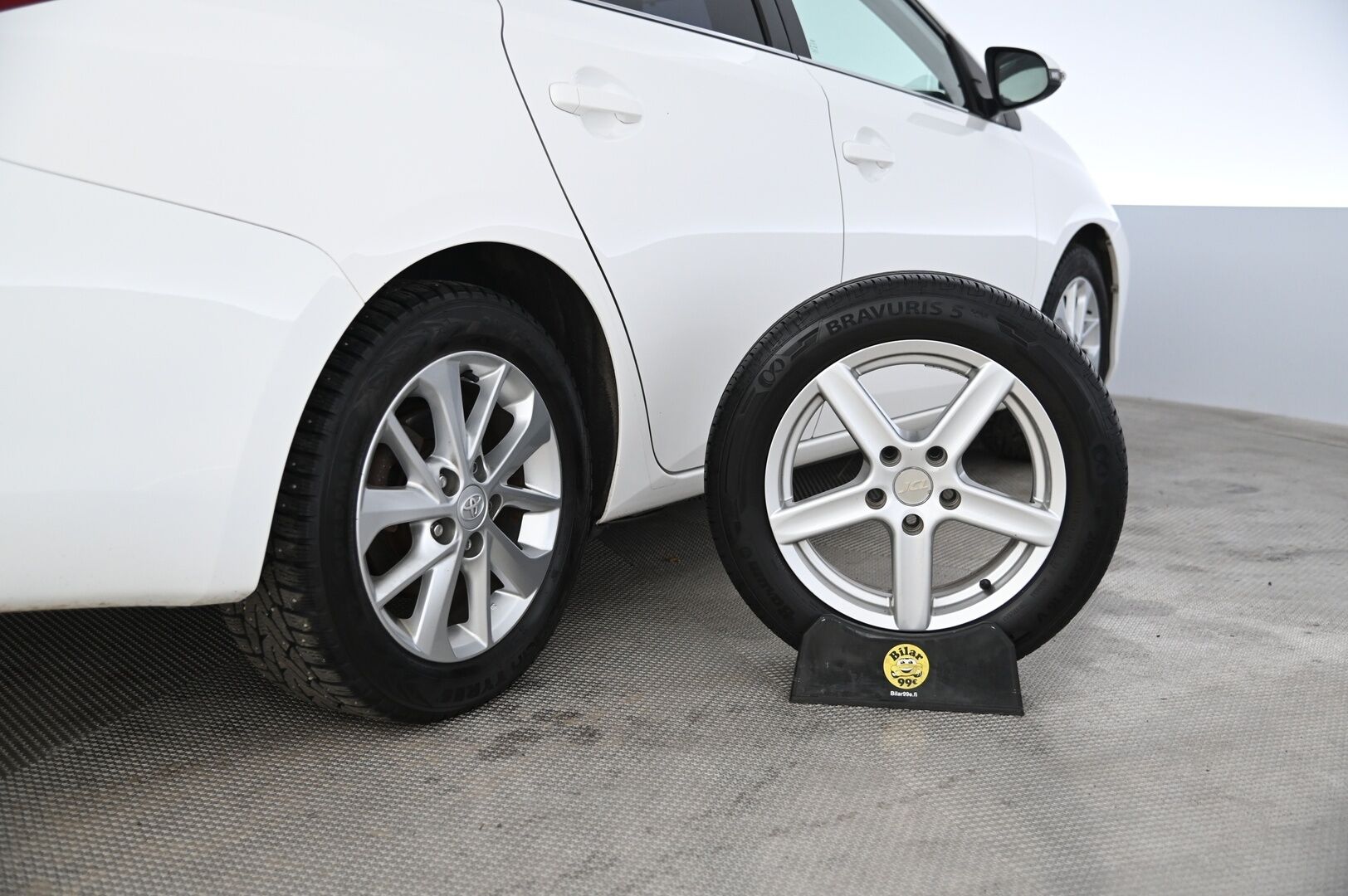 Toyota Auris 2014 Touring Sports 1,6 Valvematic Active Edition Multidrive S *Kamera / Lohko / Navi / Vakkari / BT* - 2x renkaat aluilla / Juuri huollettu / Led lisävalo 