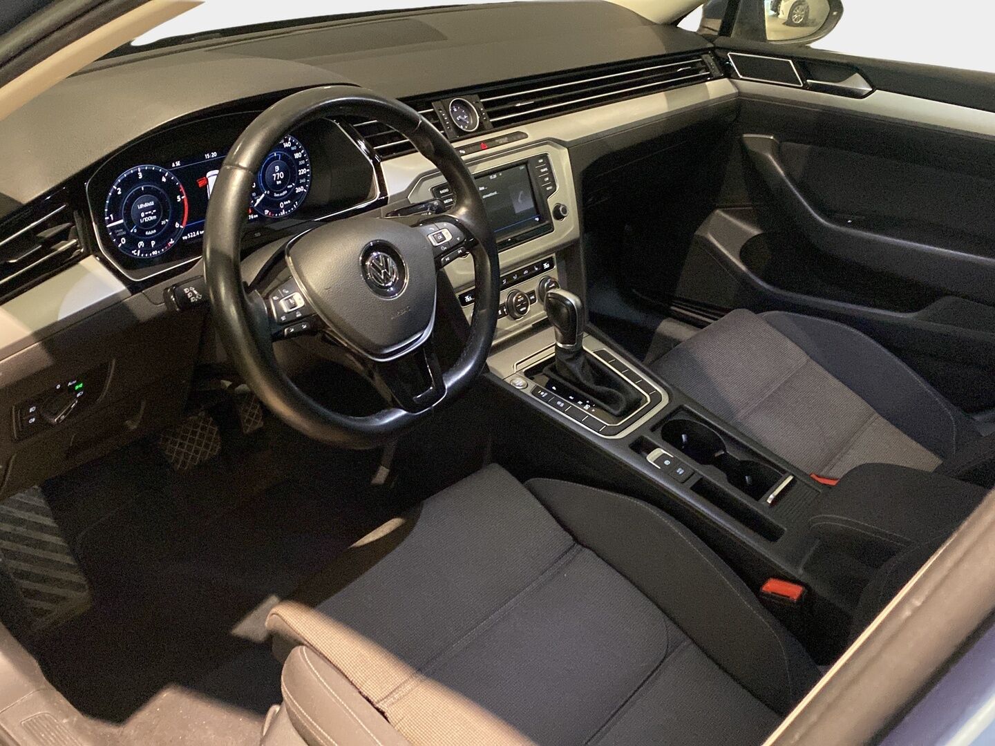 Volkswagen Passat 2017 Variant Comfortline 2,0 TDI 110 kW (150 hv) DSG *ACC / Webasto / LED / Koukku / Parkkitutkat / Sähköluukku* - Suomi-auto / Jakohihna vaihdettu 2024 / Kahdet renkaat vanteilla