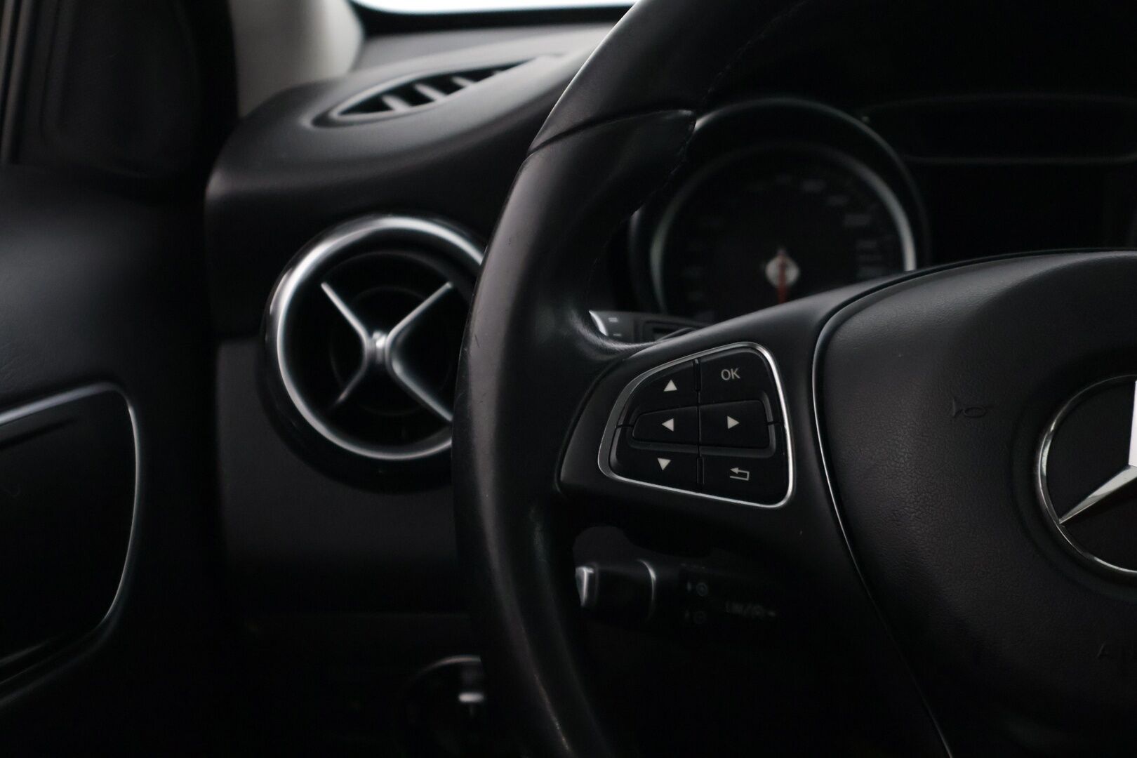 Mercedes-Benz GLA 2018 220 d 4Matic A Premium Business * Webasto / LED valot / Navi / P.kamera / Vakkari / Puolinahat * - *2x renkaat vanteilla / Asiallisesti huollettu / Facelift * - HULLUT JOULUT KORKOTARJOUS 2,49% 