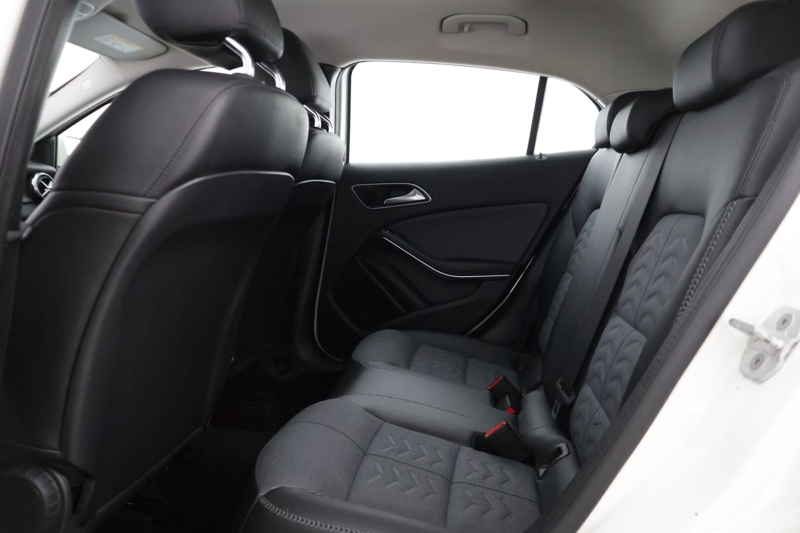 Mercedes-Benz GLA 2018 220 d 4Matic A Premium Business * Webasto / LED valot / Navi / P.kamera / Vakkari / Puolinahat * - *2x renkaat vanteilla / Asiallisesti huollettu / Facelift * - HULLUT JOULUT KORKOTARJOUS 2,49% 