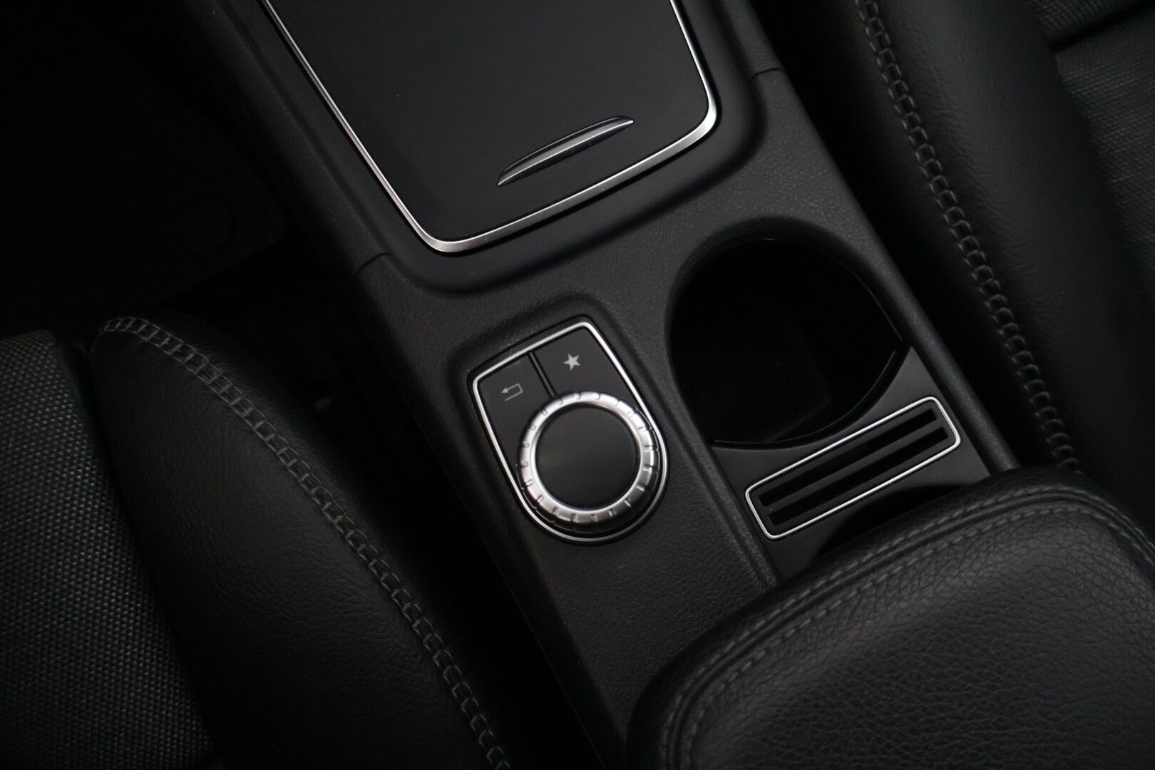 Mercedes-Benz GLA 2018 220 d 4Matic A Premium Business * Webasto / LED valot / Navi / P.kamera / Vakkari / Puolinahat * - *2x renkaat vanteilla / Asiallisesti huollettu / Facelift *