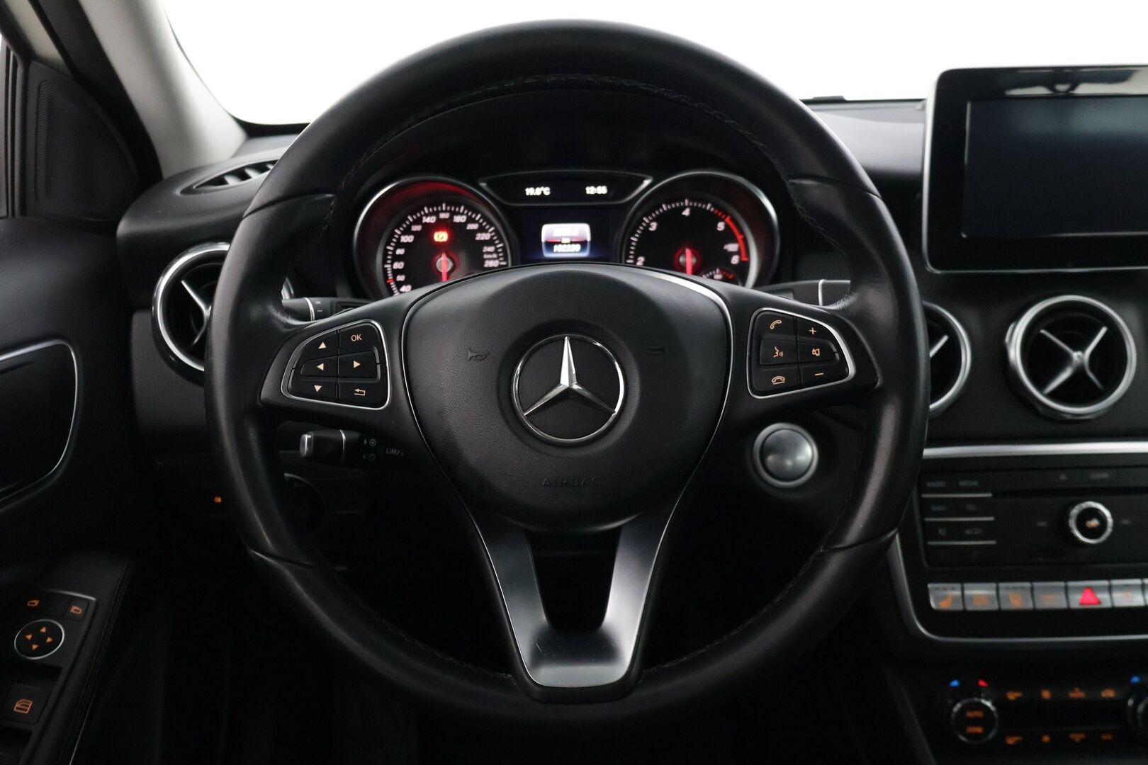 Mercedes-Benz GLA 2018 220 d 4Matic A Premium Business * Webasto / LED valot / Navi / P.kamera / Vakkari / Puolinahat * - *2x renkaat vanteilla / Asiallisesti huollettu / Facelift *