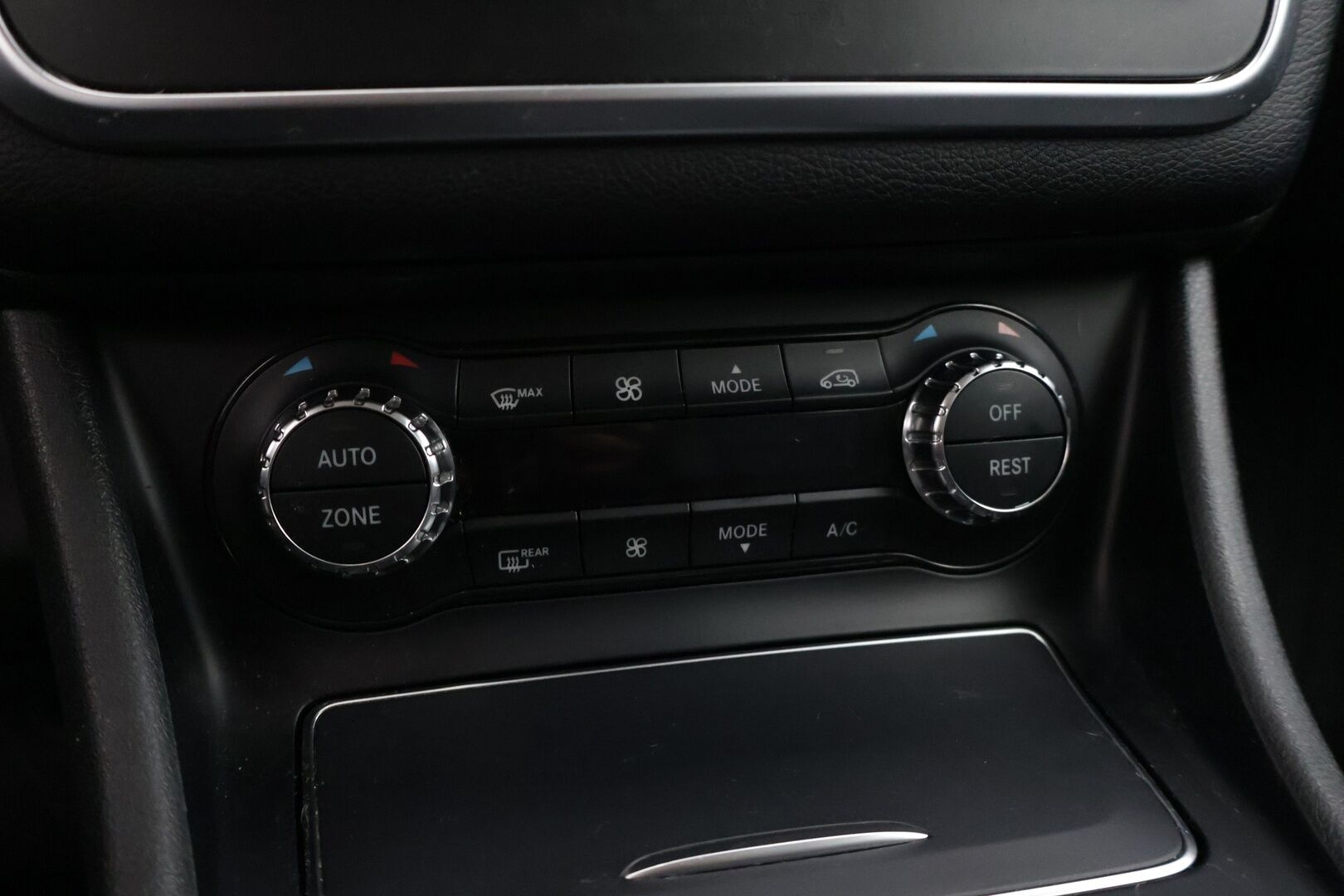 Mercedes-Benz GLA 2018 220 d 4Matic A Premium Business * Webasto / LED valot / Navi / P.kamera / Vakkari / Puolinahat * - *2x renkaat vanteilla / Asiallisesti huollettu / Facelift *