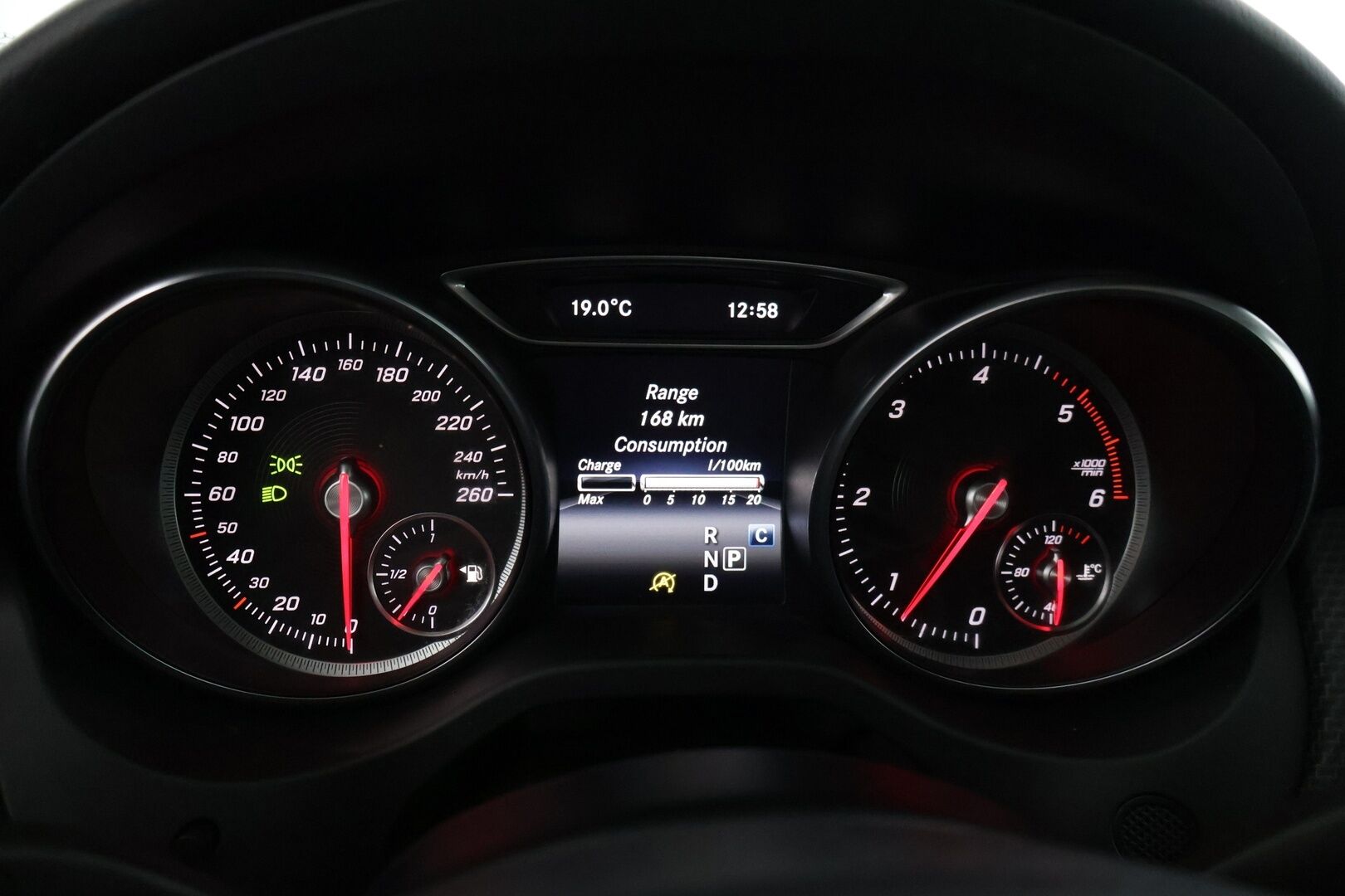 Mercedes-Benz GLA 2018 220 d 4Matic A Premium Business * Webasto / LED valot / Navi / P.kamera / Vakkari / Puolinahat * - *2x renkaat vanteilla / Asiallisesti huollettu / Facelift * - HULLUT JOULUT KORKOTARJOUS 2,49% 