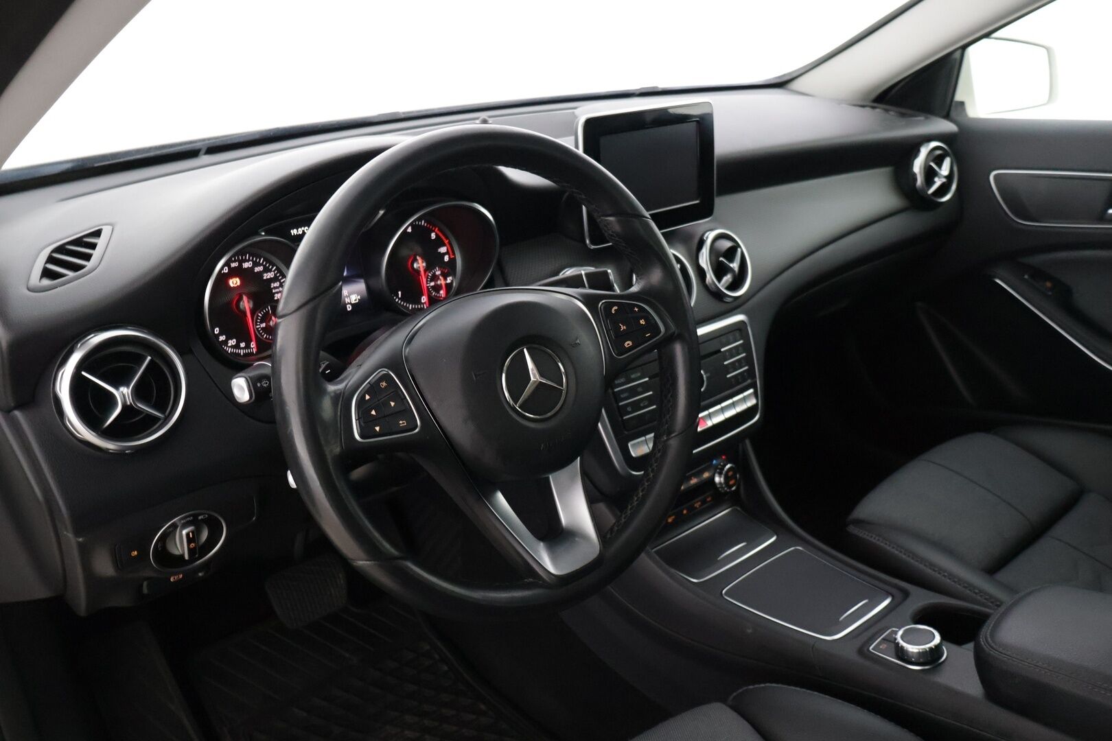 Mercedes-Benz GLA 2018 220 d 4Matic A Premium Business * Webasto / LED valot / Navi / P.kamera / Vakkari / Puolinahat * - *2x renkaat vanteilla / Asiallisesti huollettu / Facelift *