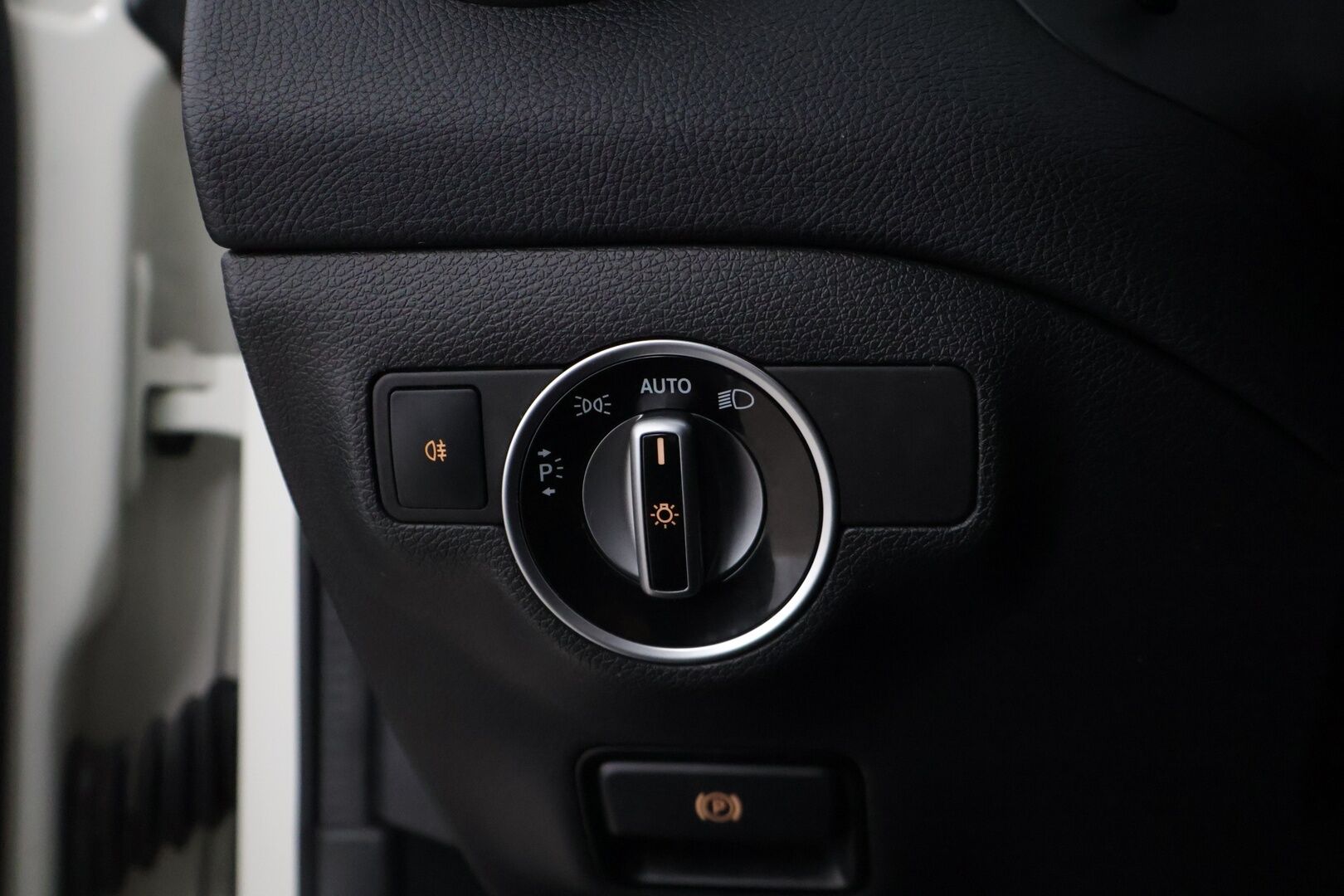 Mercedes-Benz GLA 2018 220 d 4Matic A Premium Business * Webasto / LED valot / Navi / P.kamera / Vakkari / Puolinahat * - *2x renkaat vanteilla / Asiallisesti huollettu / Facelift *