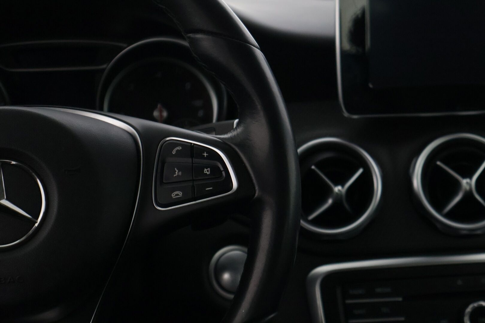 Mercedes-Benz GLA 2018 220 d 4Matic A Premium Business * Webasto / LED valot / Navi / P.kamera / Vakkari / Puolinahat * - *2x renkaat vanteilla / Asiallisesti huollettu / Facelift *