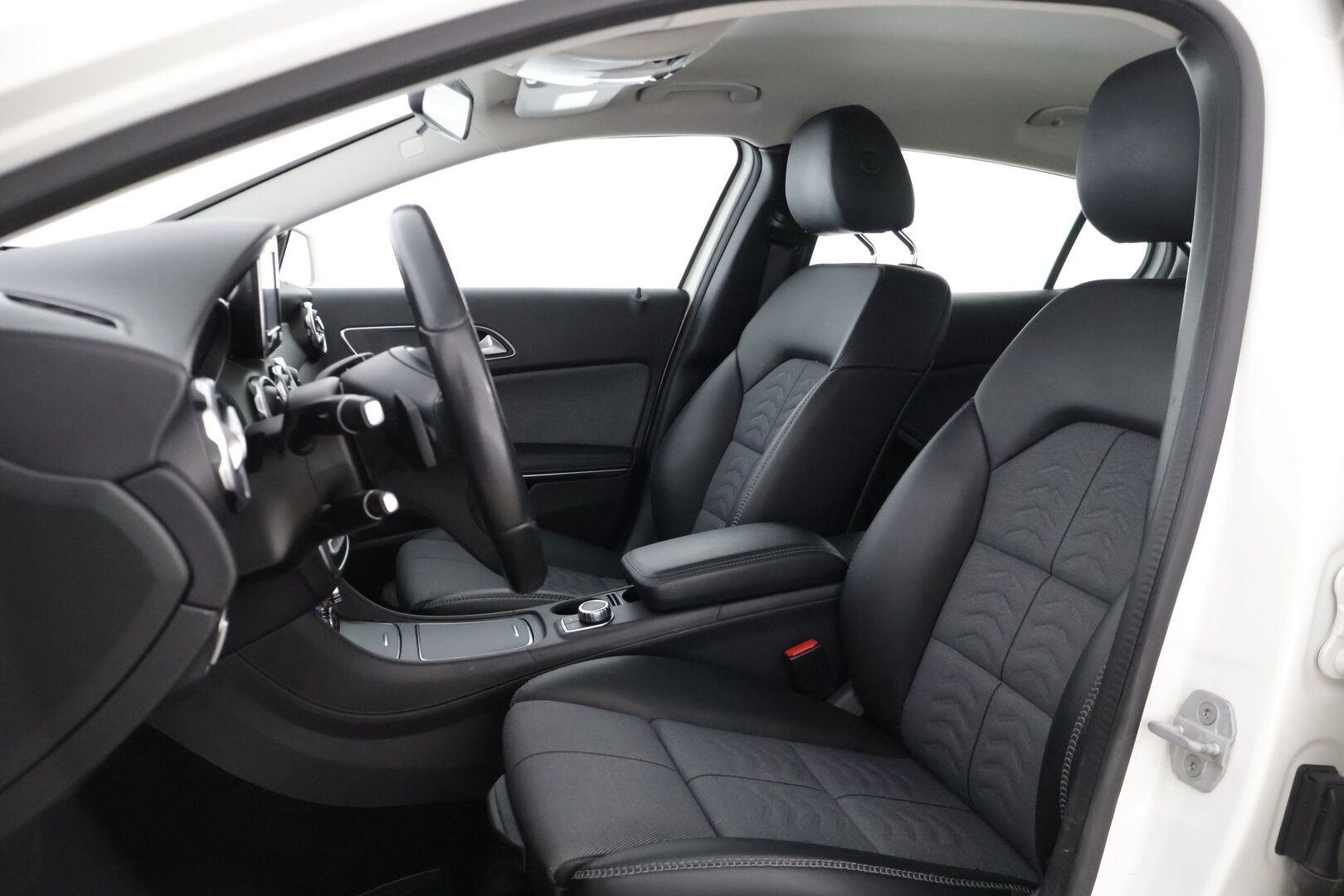 Mercedes-Benz GLA 2018 220 d 4Matic A Premium Business * Webasto / LED valot / Navi / P.kamera / Vakkari / Puolinahat * - *2x renkaat vanteilla / Asiallisesti huollettu / Facelift *