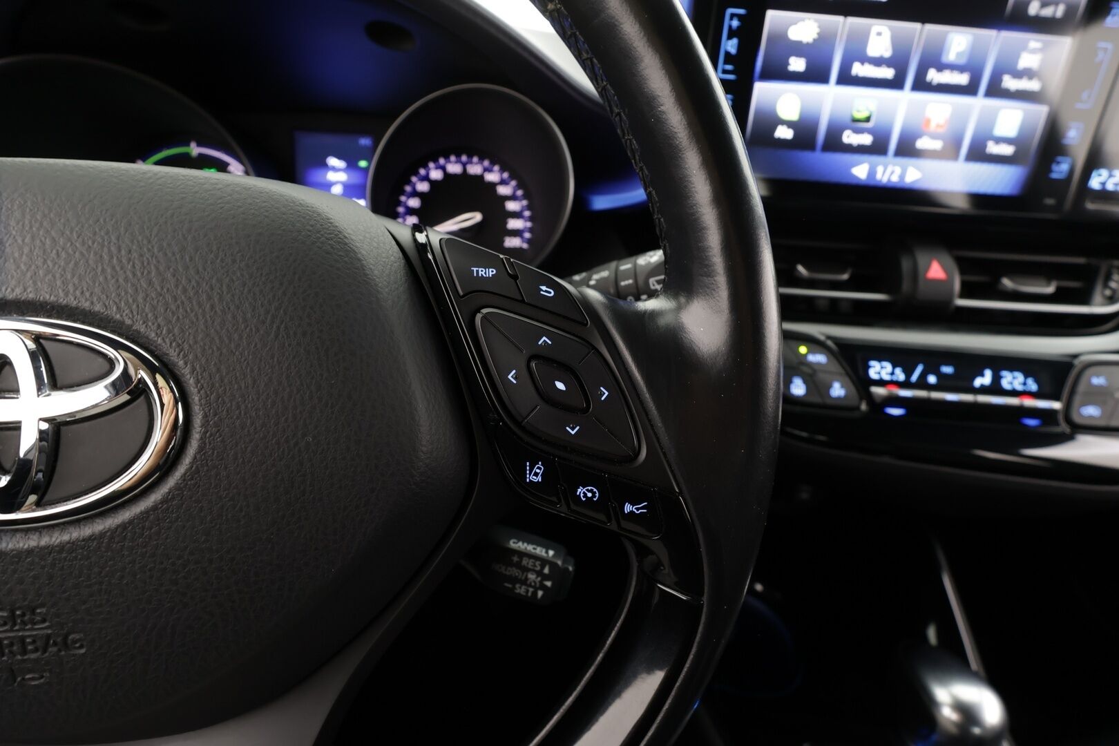 Toyota C-HR 2017 1,8 Hybrid Premium * Nahat / JBL / ACC / P.kamera / LED / Navi / Lohkolämmitin / KeylessGo * - Suomi-auto / Kahdet renkaat aluvanteilla