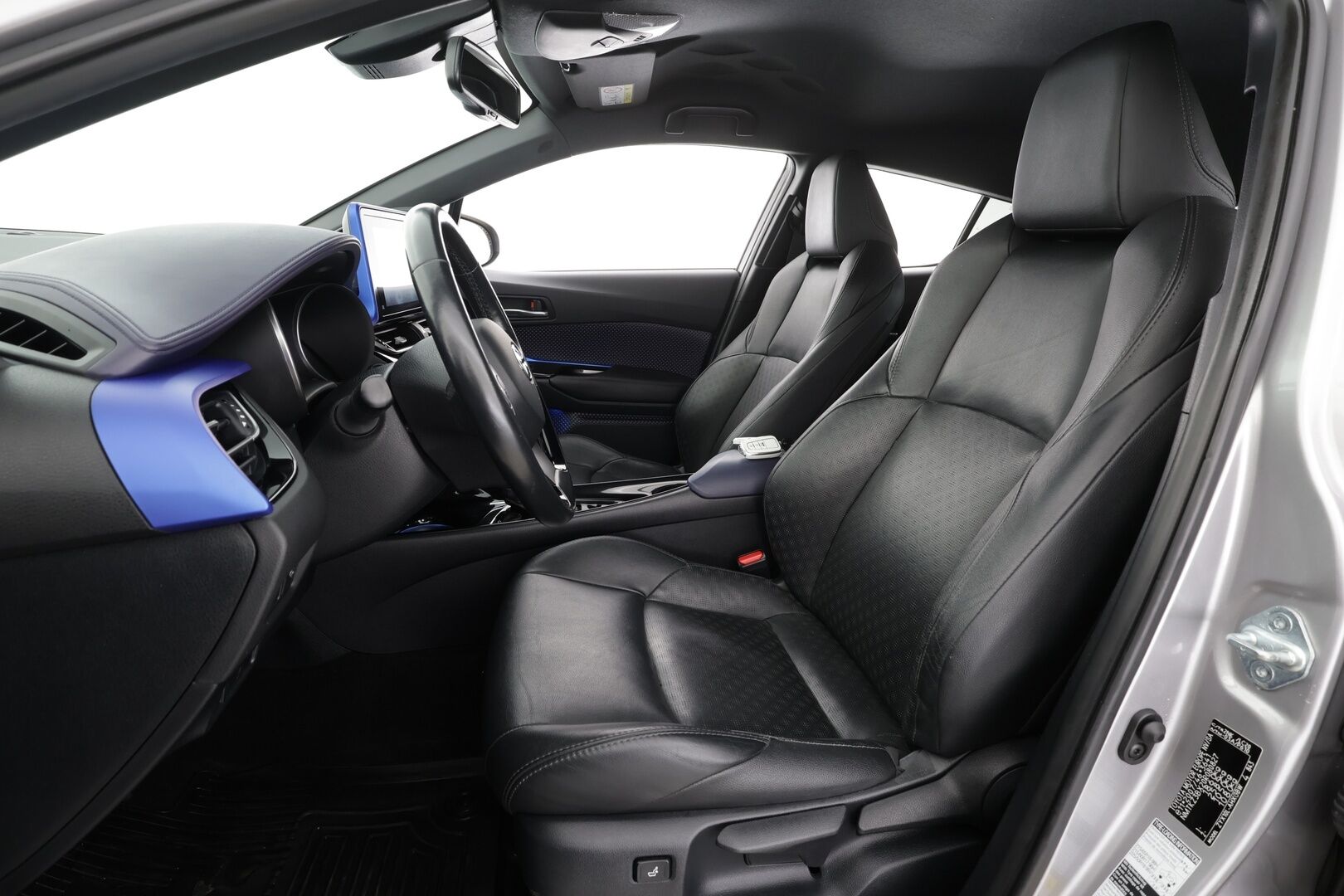 Toyota C-HR 2017 1,8 Hybrid Premium * Nahat / JBL / ACC / P.kamera / LED / Navi / Lohkolämmitin / KeylessGo * - Suomi-auto / Kahdet renkaat aluvanteilla