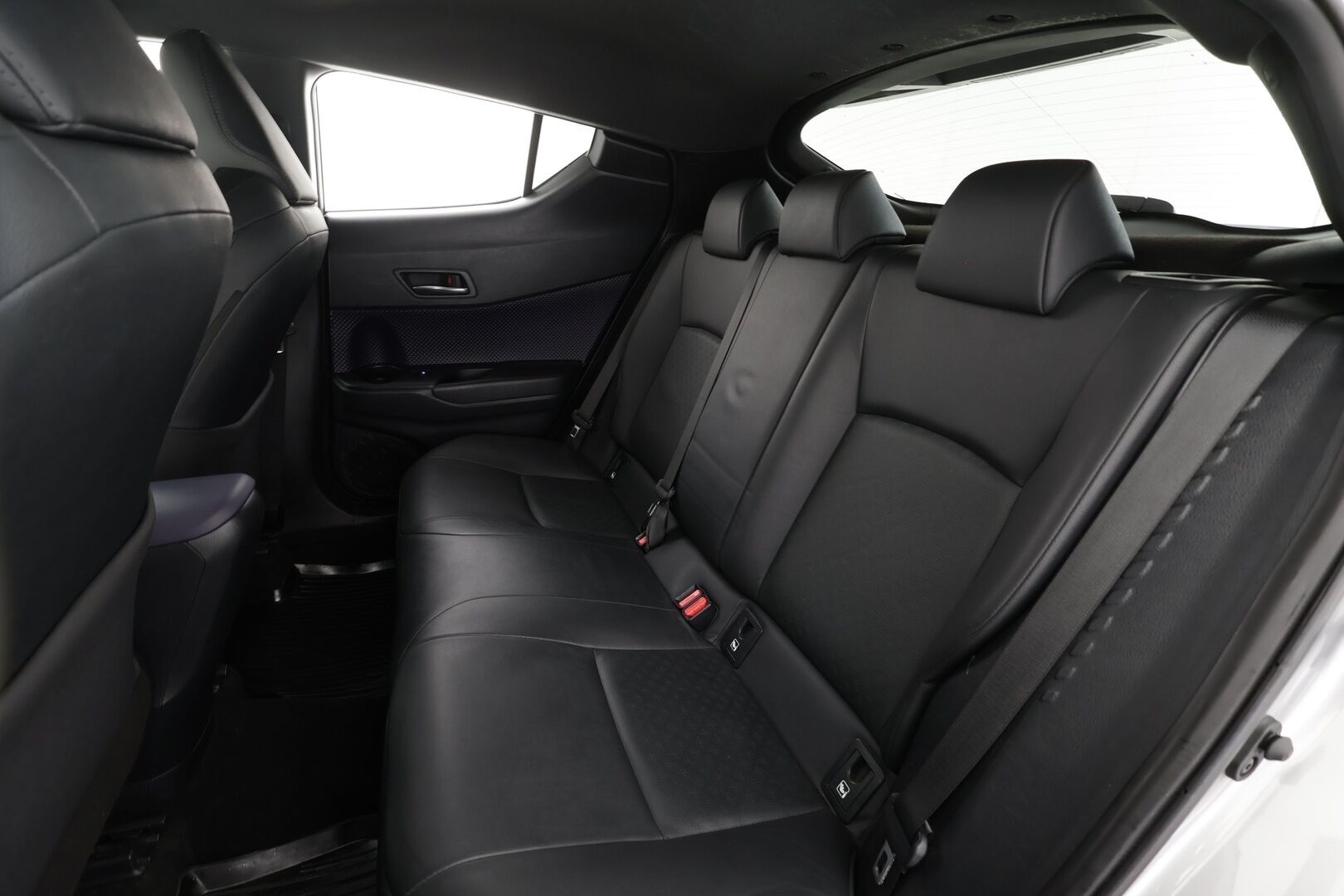 Toyota C-HR 2017 1,8 Hybrid Premium * Nahat / JBL / ACC / P.kamera / LED / Navi / Lohkolämmitin / KeylessGo * - Suomi-auto / Kahdet renkaat aluvanteilla