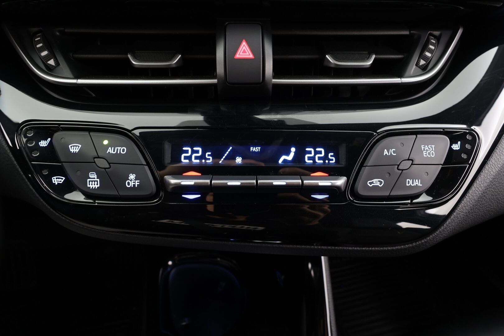 Toyota C-HR 2017 1,8 Hybrid Premium * Nahat / JBL / ACC / P.kamera / LED / Navi / Lohkolämmitin / KeylessGo * - Suomi-auto / Kahdet renkaat aluvanteilla