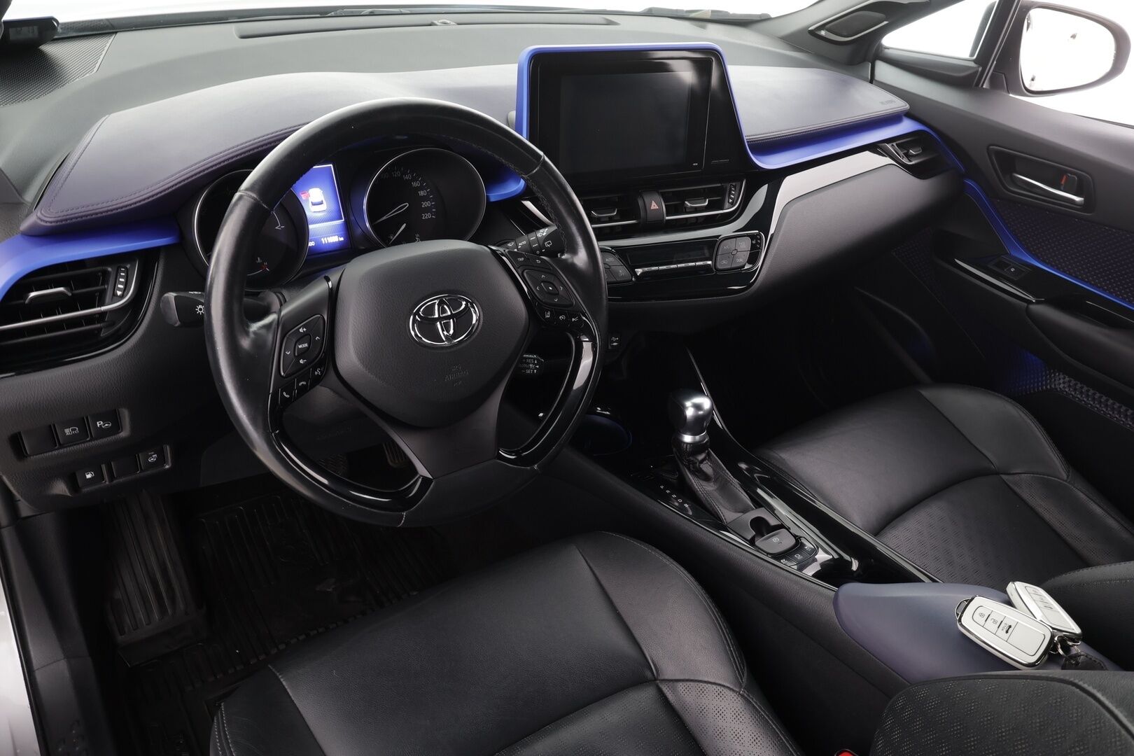 Toyota C-HR 2017 1,8 Hybrid Premium * Nahat / JBL / ACC / P.kamera / LED / Navi / Lohkolämmitin / KeylessGo * - Suomi-auto / Kahdet renkaat aluvanteilla