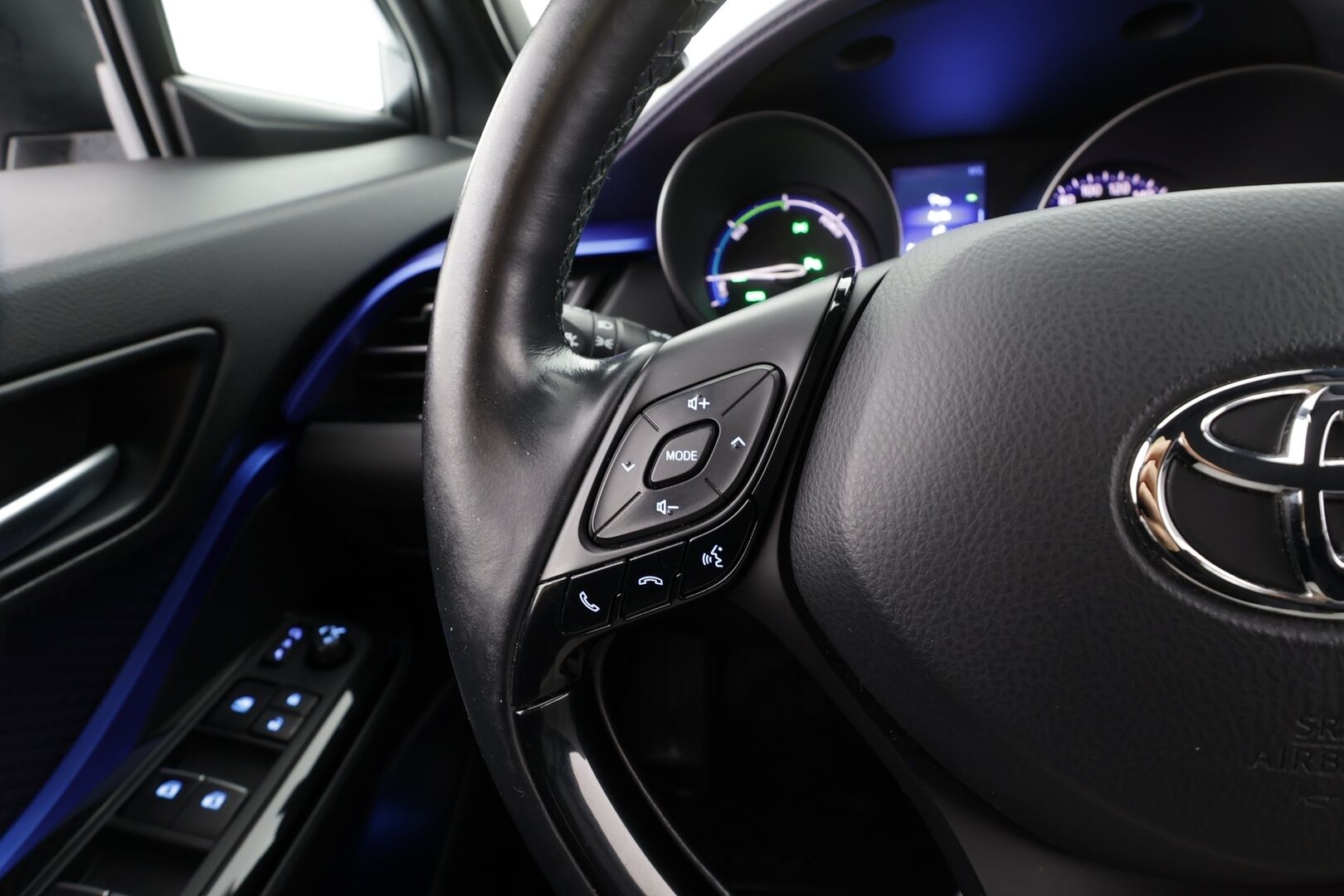 Toyota C-HR 2017 1,8 Hybrid Premium * Nahat / JBL / ACC / P.kamera / LED / Navi / Lohkolämmitin / KeylessGo * - Suomi-auto / Kahdet renkaat aluvanteilla