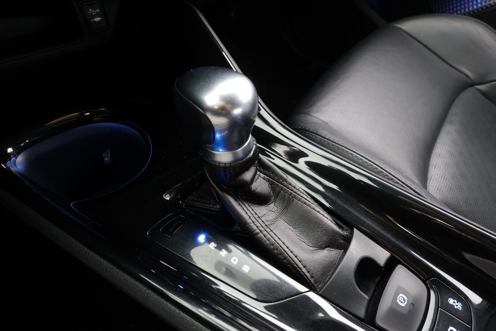 Toyota C-HR 2017 1,8 Hybrid Premium * Nahat / JBL / ACC / P.kamera / LED / Navi / Lohkolämmitin / KeylessGo * - Suomi-auto / Kahdet renkaat aluvanteilla