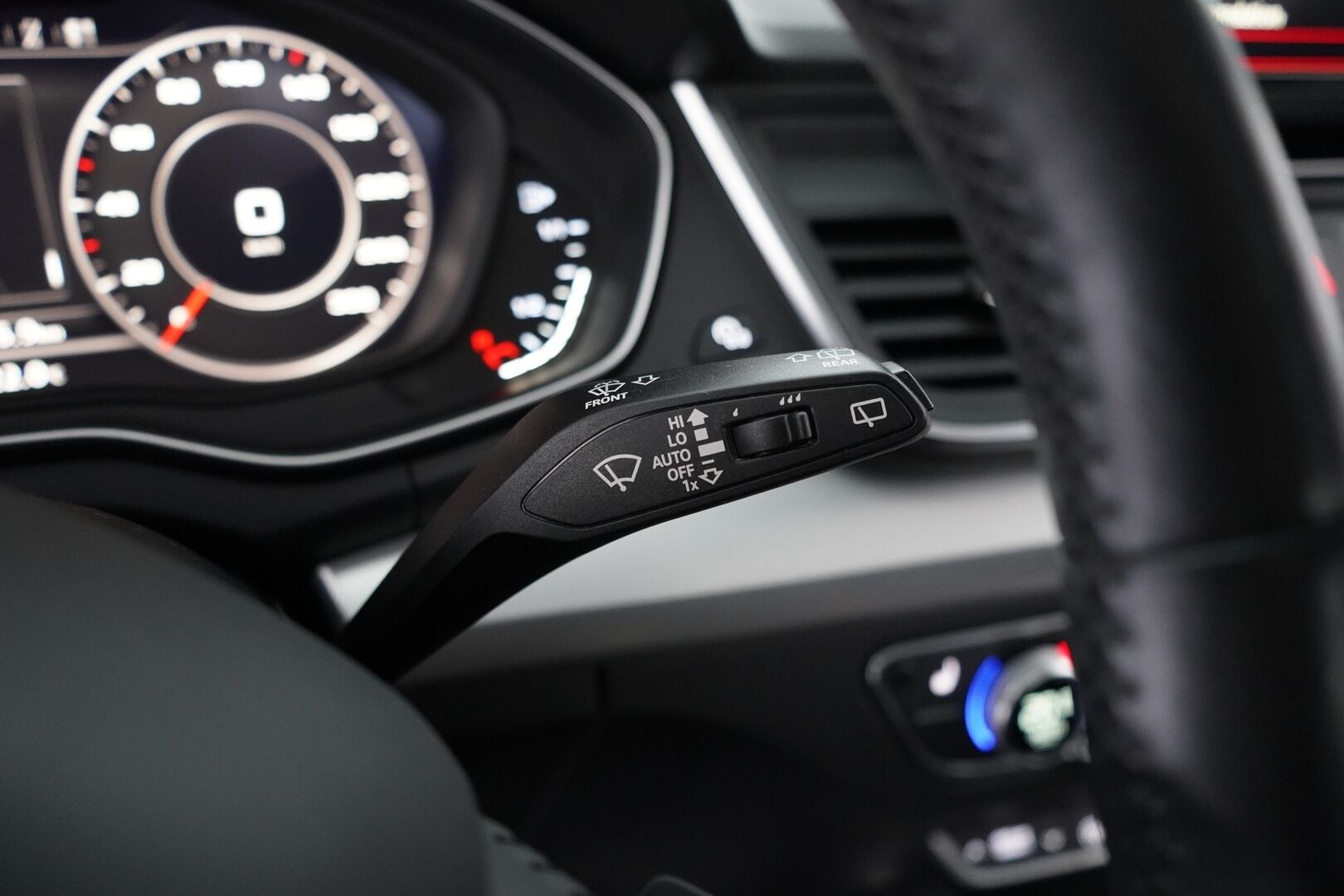 Audi Q5 2018 2.0 TDI Business Sport 120 kW Quattro S tronic - Digimittaristo | Webasto | Sport-penkit | Tutkat | Taittuva koukku | Suomi-auto | 2x renkaat | Juuri huollettu | Hihna vaihdettu 2024