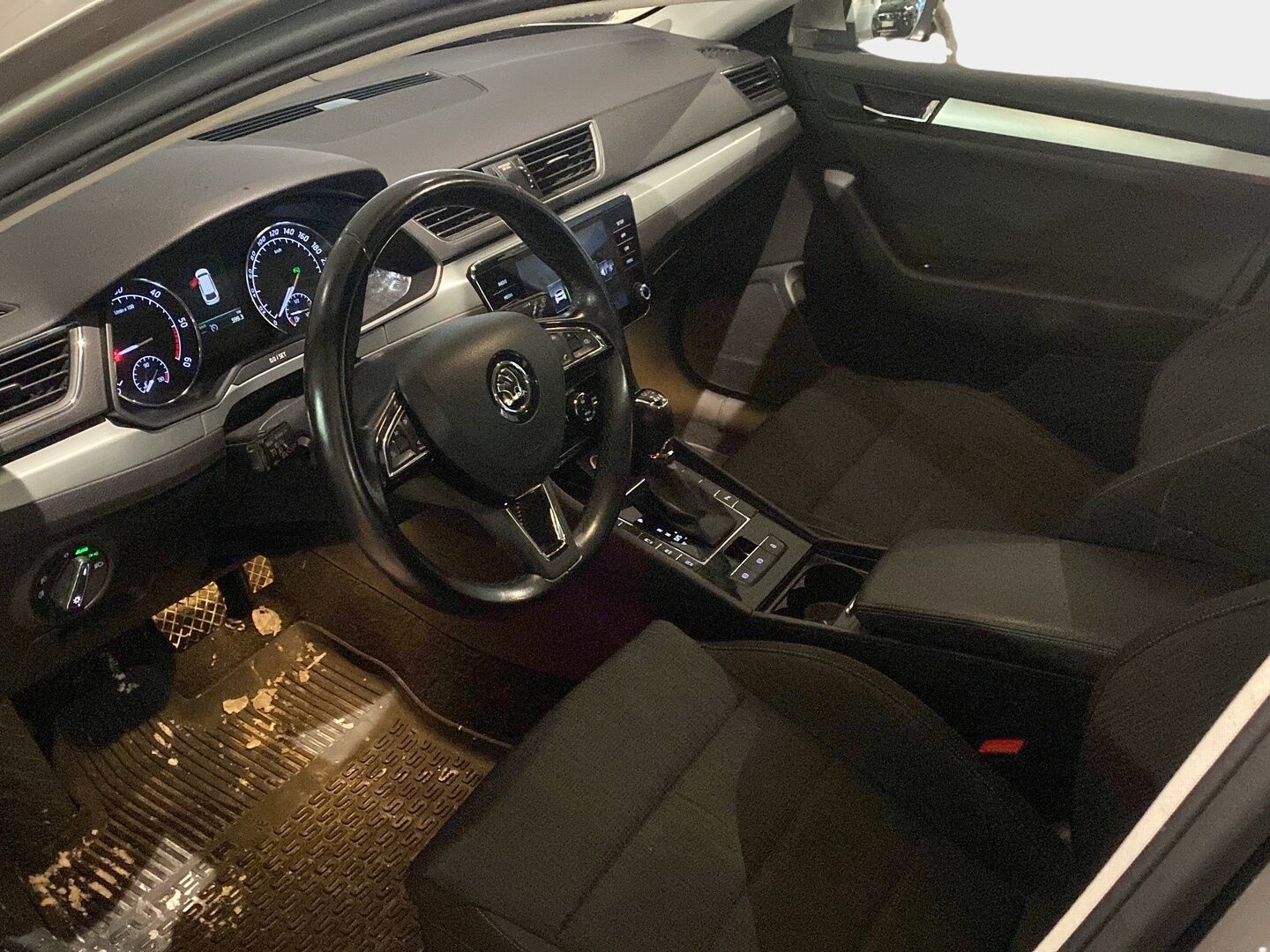 Skoda Superb 2018 Combi 2,0 TDI 190 4x4 Edition DSG *Webasto / Koukku / Vakkari / Parkkitutkat / Xenon / Lisävalo* - Todella siistikuntoinen! / Kahdet huippurenkaat / Hyvin huollettu