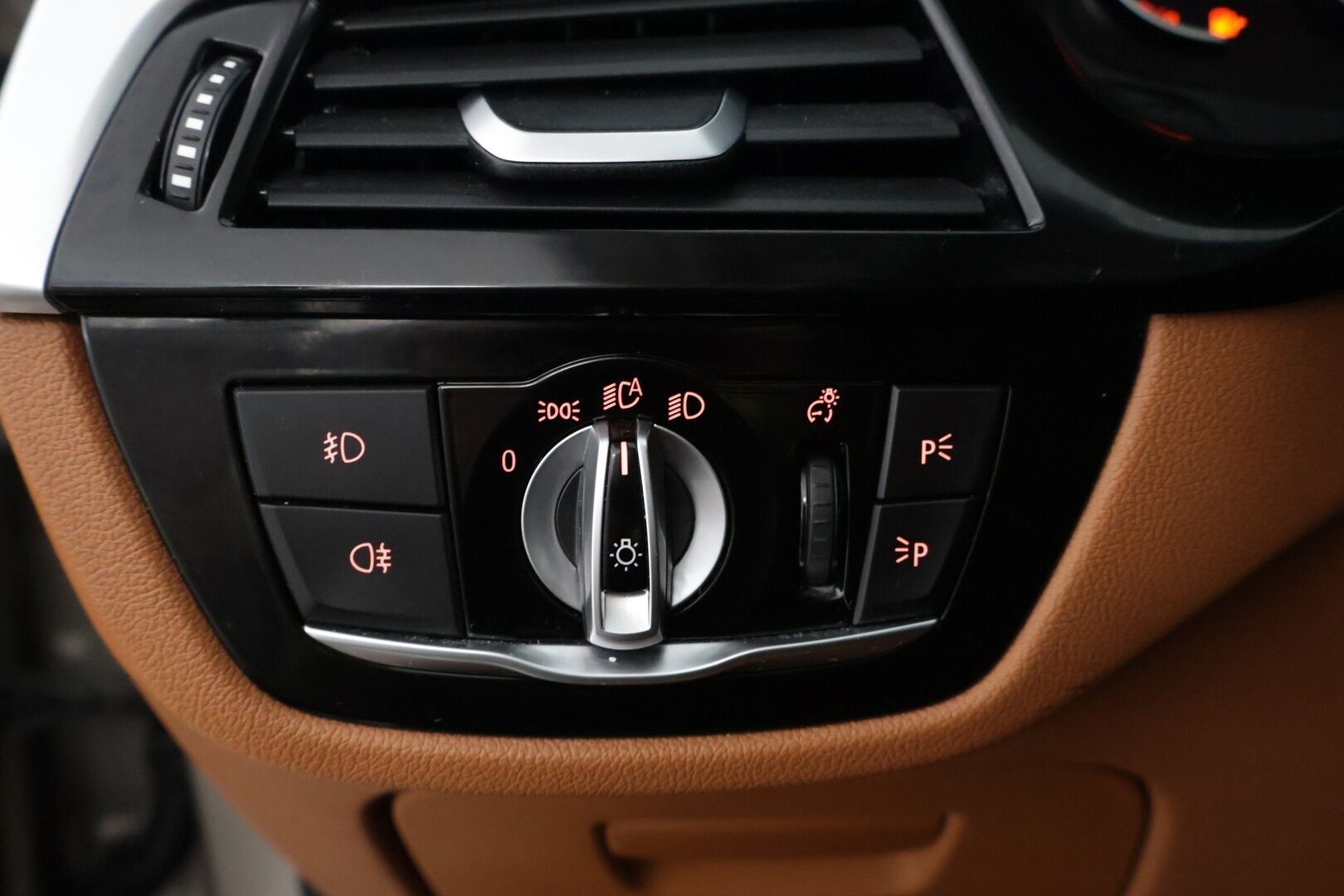 BMW 520 2017 G31 Touring 520d A xDrive Business* Webasto / Vetokoukku / Konjakkinahat* - *Digimittari / My BMW / 2-Omisteinen / Suomi-auto / P-Tutkat / Siisti* - HULLUT JOULUT KORKOTARJOUS 2,49% 