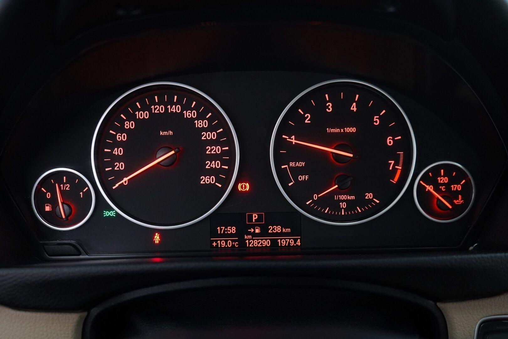 BMW 320 2017 F30 Sedan 320i A xDrive Business Exclusive Edition *Vaaleat nahat / Sporttipenkit / Vakkari / Ratinlämmitin* - M-Sport ulko + sisä paketti / Kahdet renkaat BMW alumiinivantein / Juuri huollettu / Suomi-auto