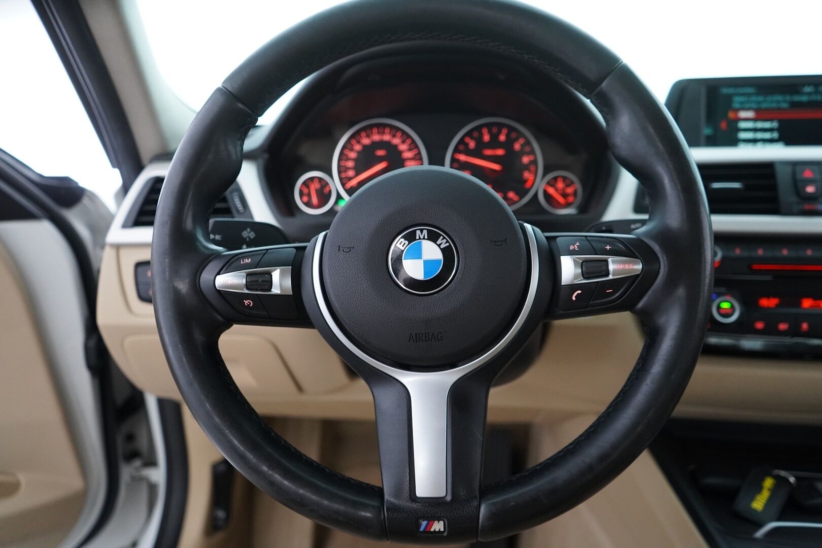 BMW 320 2017 F30 Sedan 320i A xDrive Business Exclusive Edition *Vaaleat nahat / Sporttipenkit / Vakkari / Ratinlämmitin* - M-Sport ulko + sisä paketti / Kahdet renkaat BMW alumiinivantein / Juuri huollettu / Suomi-auto