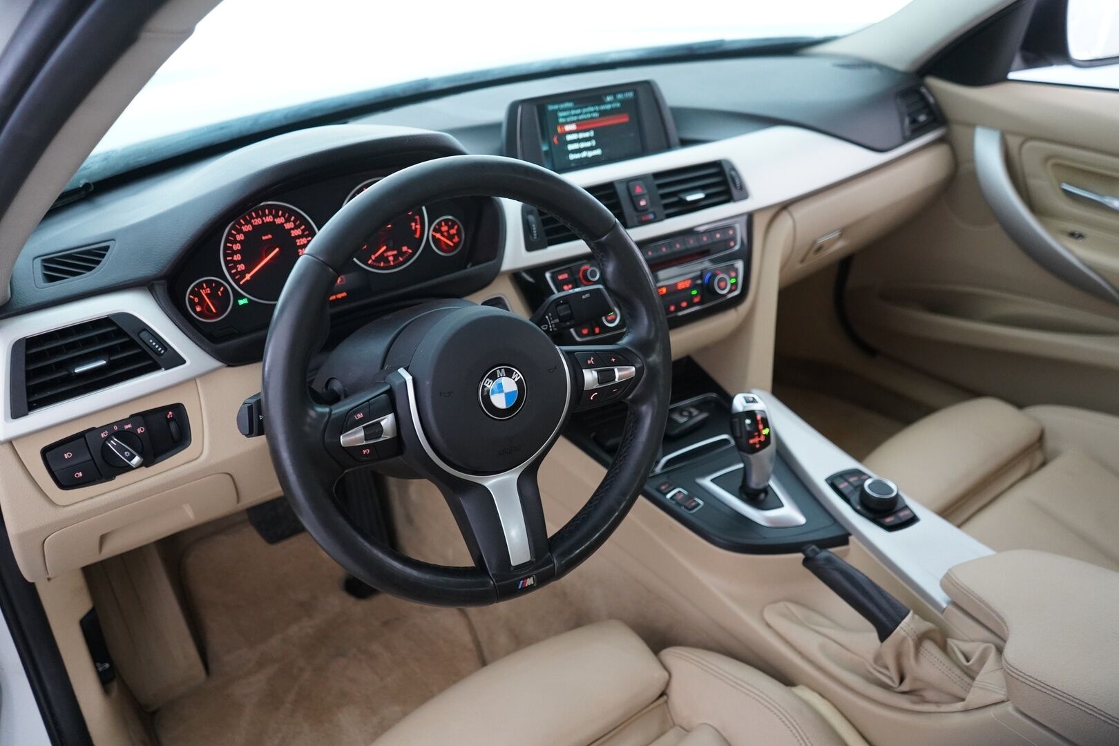 BMW 320 2017 F30 Sedan 320i A xDrive Business Exclusive Edition *Vaaleat nahat / Sporttipenkit / Vakkari / Ratinlämmitin* - M-Sport ulko + sisä paketti / Kahdet renkaat BMW alumiinivantein / Juuri huollettu / Suomi-auto