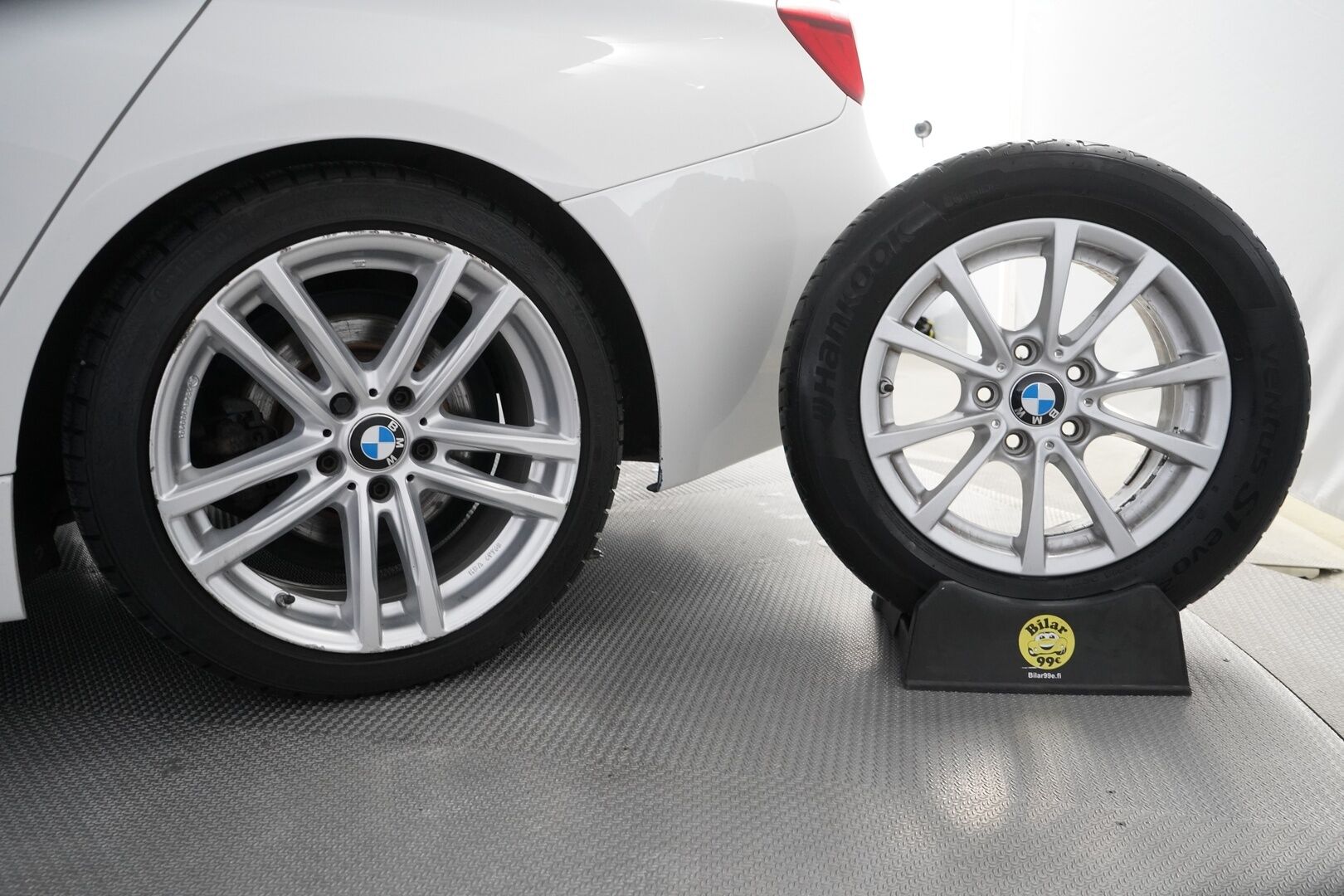 BMW 320 2017 F30 Sedan 320i A xDrive Business Exclusive Edition *Vaaleat nahat / Sporttipenkit / Vakkari / Ratinlämmitin* - M-Sport ulko + sisä paketti / Kahdet renkaat BMW alumiinivantein / Juuri huollettu / Suomi-auto