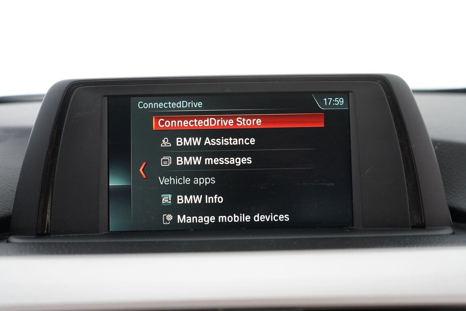 BMW 320 2017 F30 Sedan 320i A xDrive Business Exclusive Edition *Vaaleat nahat / Sporttipenkit / Vakkari / Ratinlämmitin* - M-Sport ulko + sisä paketti / Kahdet renkaat BMW alumiinivantein / Juuri huollettu / Suomi-auto