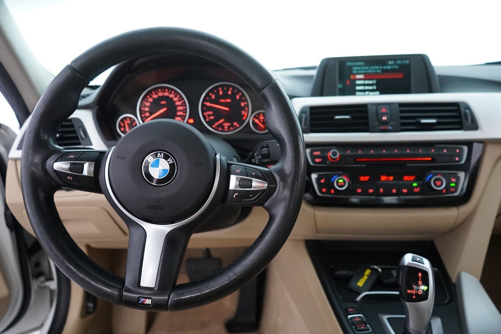 BMW 320 2017 F30 Sedan 320i A xDrive Business Exclusive Edition *Vaaleat nahat / Sporttipenkit / Vakkari / Ratinlämmitin* - M-Sport ulko + sisä paketti / Kahdet renkaat BMW alumiinivantein / Juuri huollettu / Suomi-auto