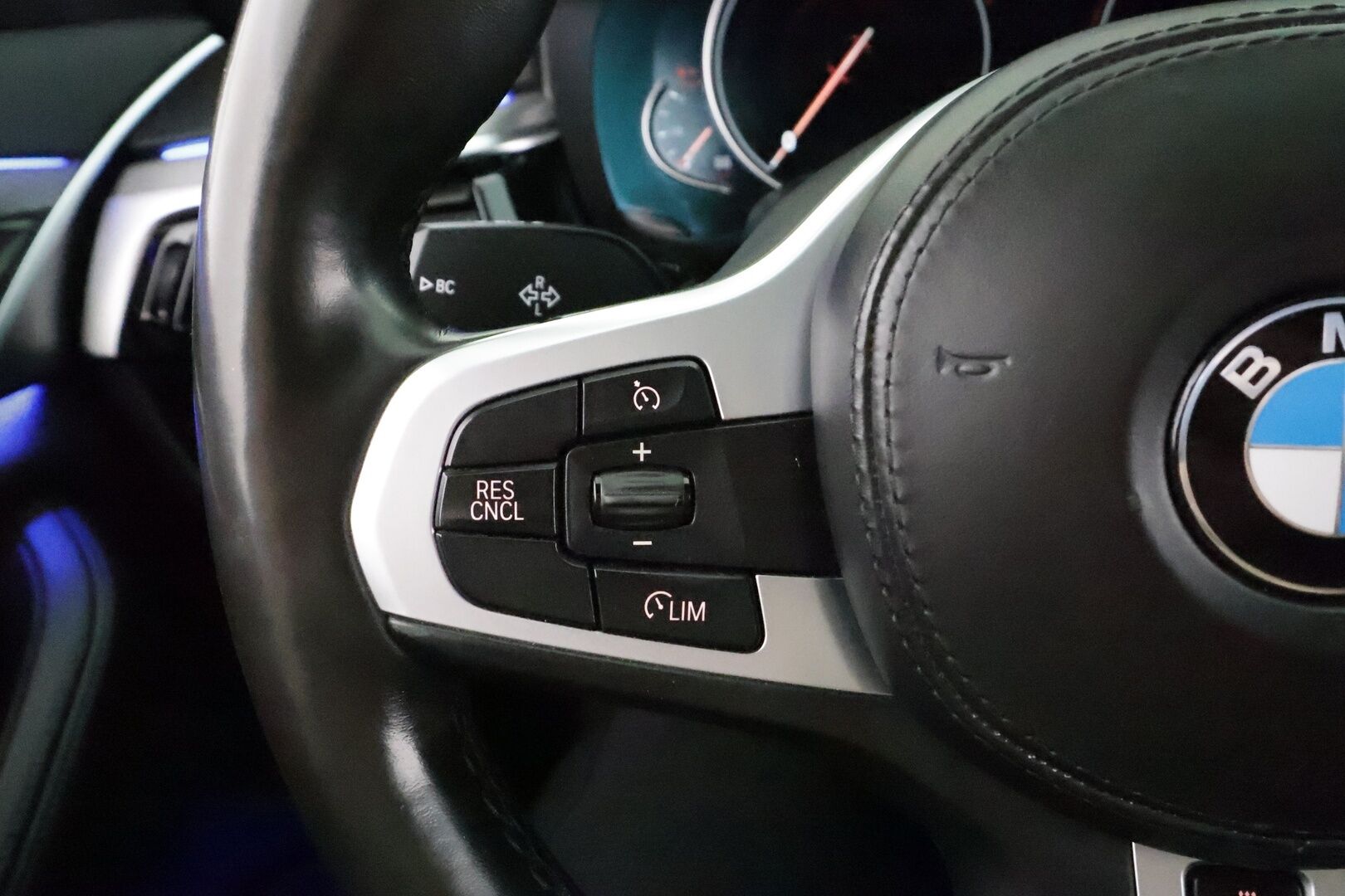 BMW 520 2018 G30 Sedan 520d A xDrive M Sport * K-Sport ilma-alusta / Webasto / Koukku / Sporttinahat / P.Kamera / LED / Navi * - Merkkihuollot  Kahdet renkaat aluvanteilla / Suomi-auto 