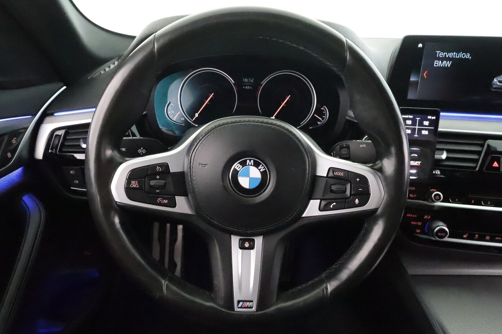 BMW 520 2018 G30 Sedan 520d A xDrive M Sport * K-Sport ilma-alusta / Webasto / Koukku / Sporttinahat / Kamera / LED / Navi * - Suomi-auto / Merkkihuollettu / M-Sport / Shadowline