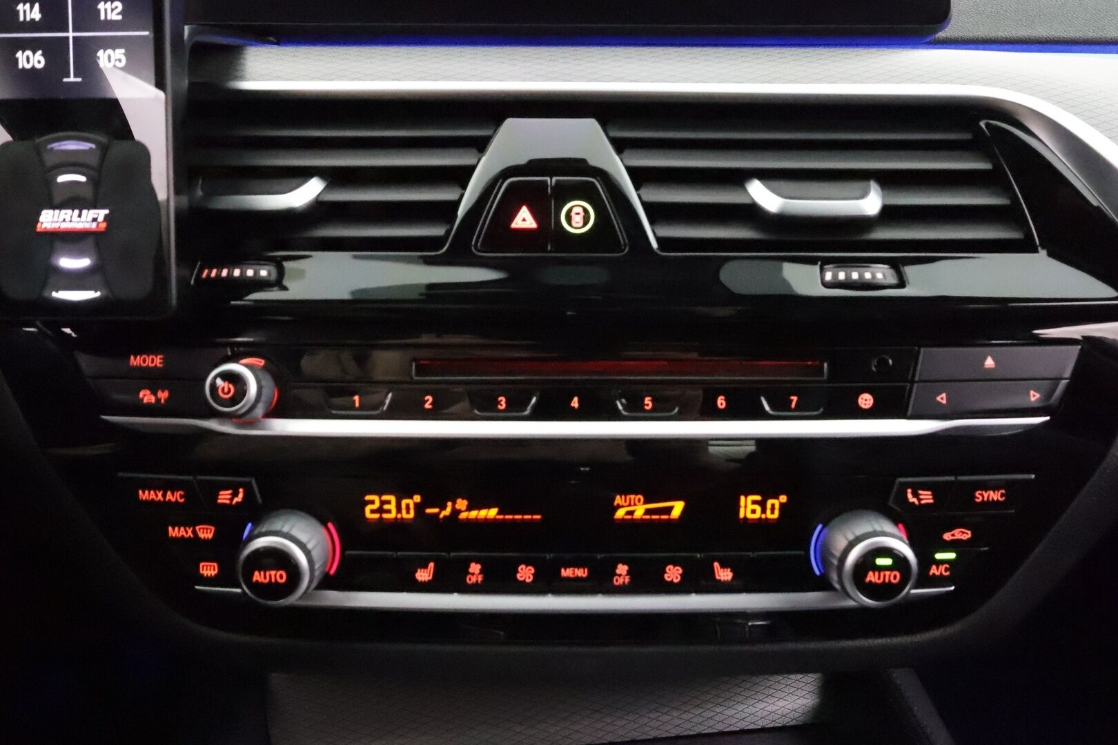 BMW 520 2018 G30 Sedan 520d A xDrive M Sport * K-Sport ilma-alusta / Webasto / Koukku / Sporttinahat / Kamera / LED / Navi * - Suomi-auto / Merkkihuollettu / M-Sport / Shadowline