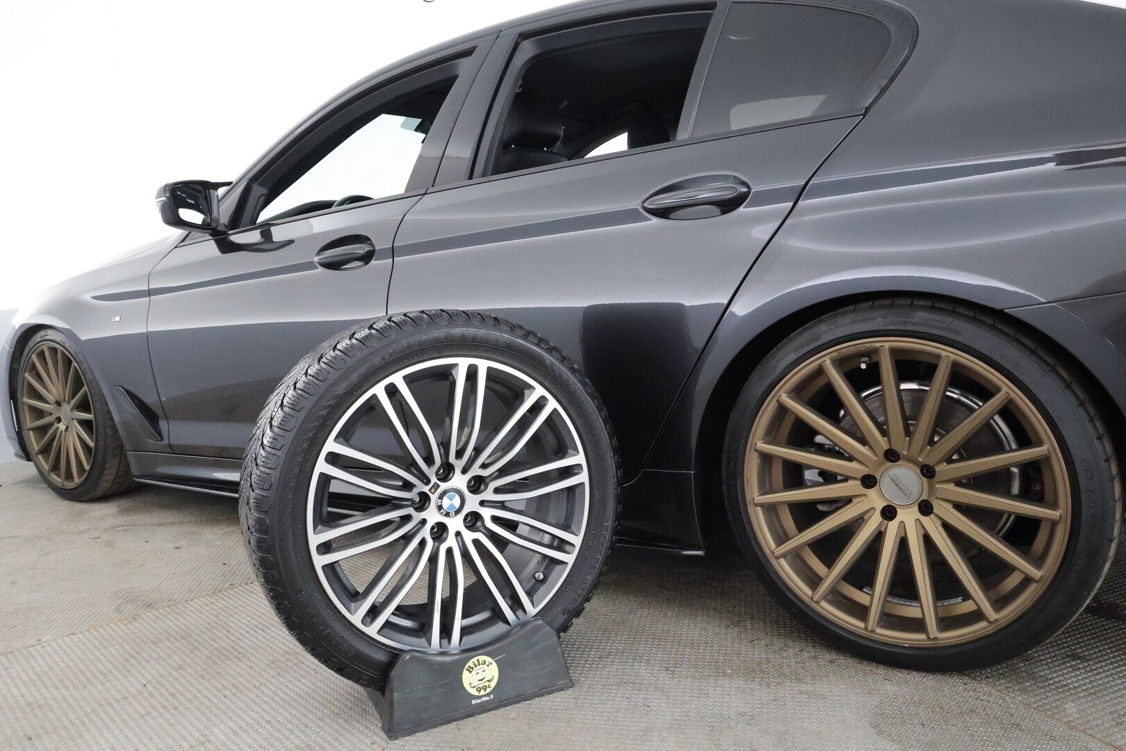 BMW 520 2018 G30 Sedan 520d A xDrive M Sport * K-Sport ilma-alusta / Webasto / Koukku / Sporttinahat / Kamera / LED / Navi * - Suomi-auto / Merkkihuollettu / M-Sport / Shadowline