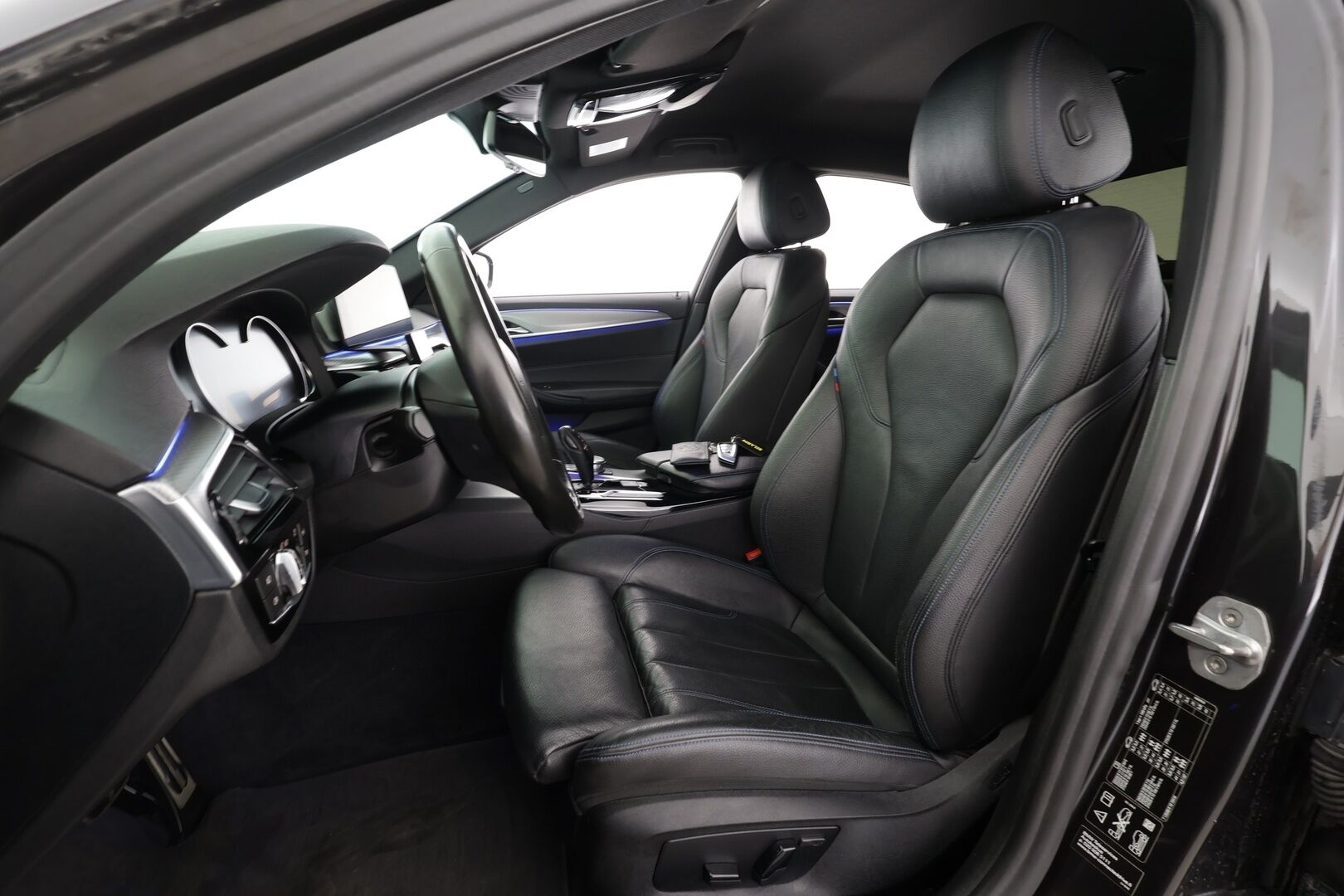 BMW 520 2018 G30 Sedan 520d A xDrive M Sport * K-Sport ilma-alusta / Webasto / Koukku / Sporttinahat / Kamera / LED / Navi * - Suomi-auto / Merkkihuollettu / M-Sport / Shadowline