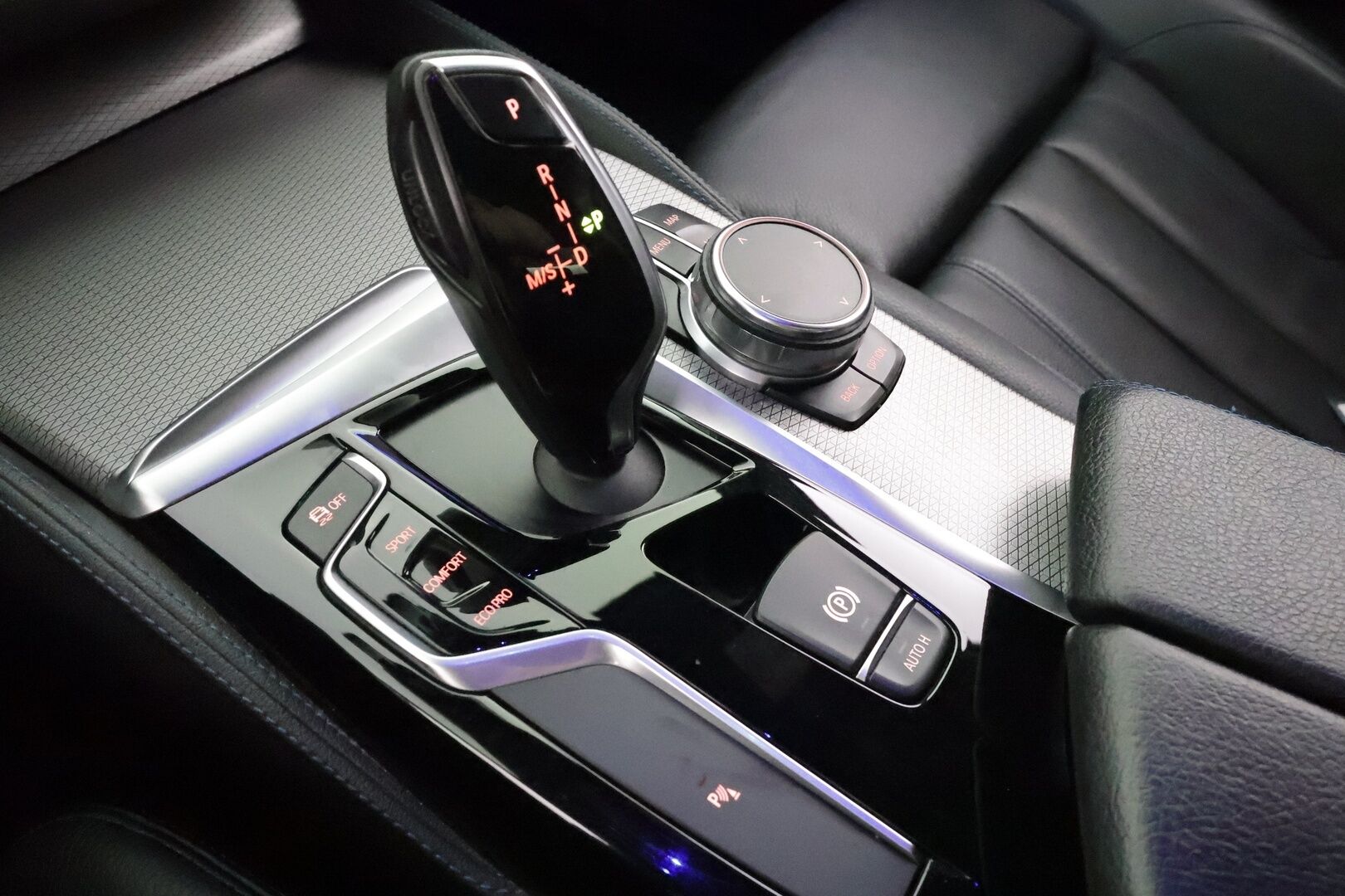 BMW 520 2018 G30 Sedan 520d A xDrive M Sport * K-Sport ilma-alusta / Webasto / Koukku / Sporttinahat / P.Kamera / LED / Navi * - Merkkihuollot  Kahdet renkaat aluvanteilla / Suomi-auto 