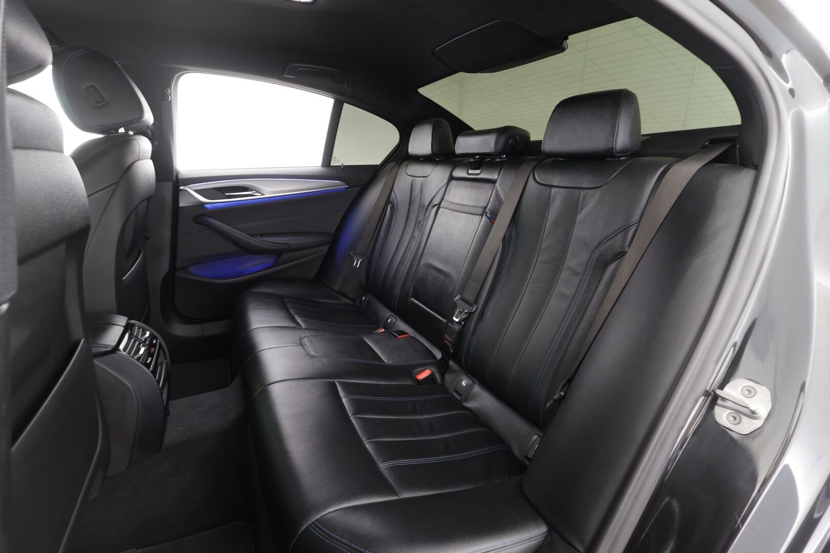 BMW 520 2018 G30 Sedan 520d A xDrive M Sport * K-Sport ilma-alusta / Webasto / Koukku / Sporttinahat / Kamera / LED / Navi * - Suomi-auto / Merkkihuollettu / M-Sport / Shadowline