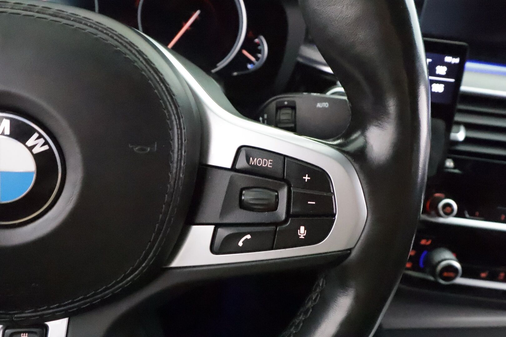 BMW 520 2018 G30 Sedan 520d A xDrive M Sport * K-Sport ilma-alusta / Webasto / Koukku / Sporttinahat / P.Kamera / LED / Navi * - Merkkihuollot  Kahdet renkaat aluvanteilla / Suomi-auto 