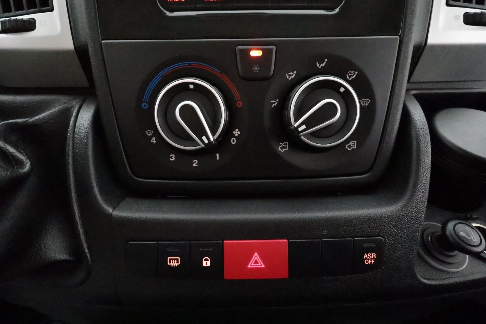 Citroen Jumper 2018 BlueHDi 110 35 L2H1 ** Webasto / Vakkari / Ilmastointi / Bluetooth / Kiinteä Ikkunallinen Väliseinä ** - 1.Om Suomi-auto / Kahdet renkaat