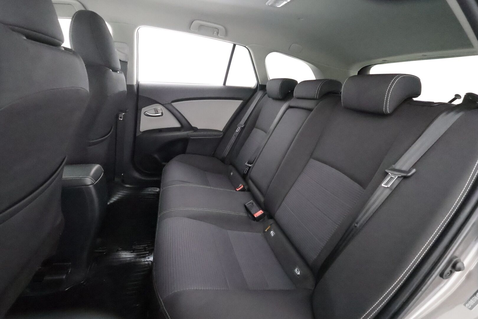 Toyota Avensis 2018 1,8 Valvematic Active Edition Touring Sports Multidrive S - | LED | Koukku | Navi | Lohko + sisälämmitin | P.kamera | Vakkari | Kaistavahti | PCS | Bluetooth | Hyvä huoltokirja | 2x renkaat aluin | 