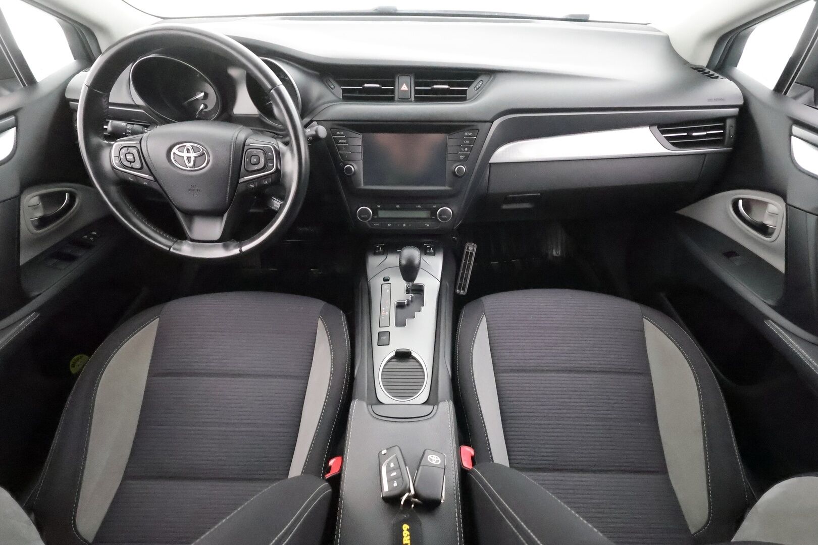 Toyota Avensis 2018 1,8 Valvematic Active Edition Touring Sports Multidrive S - | LED | Koukku | Navi | Lohko + sisälämmitin | P.kamera | Vakkari | Kaistavahti | PCS | Bluetooth | Hyvä huoltokirja | 2x renkaat aluin | 