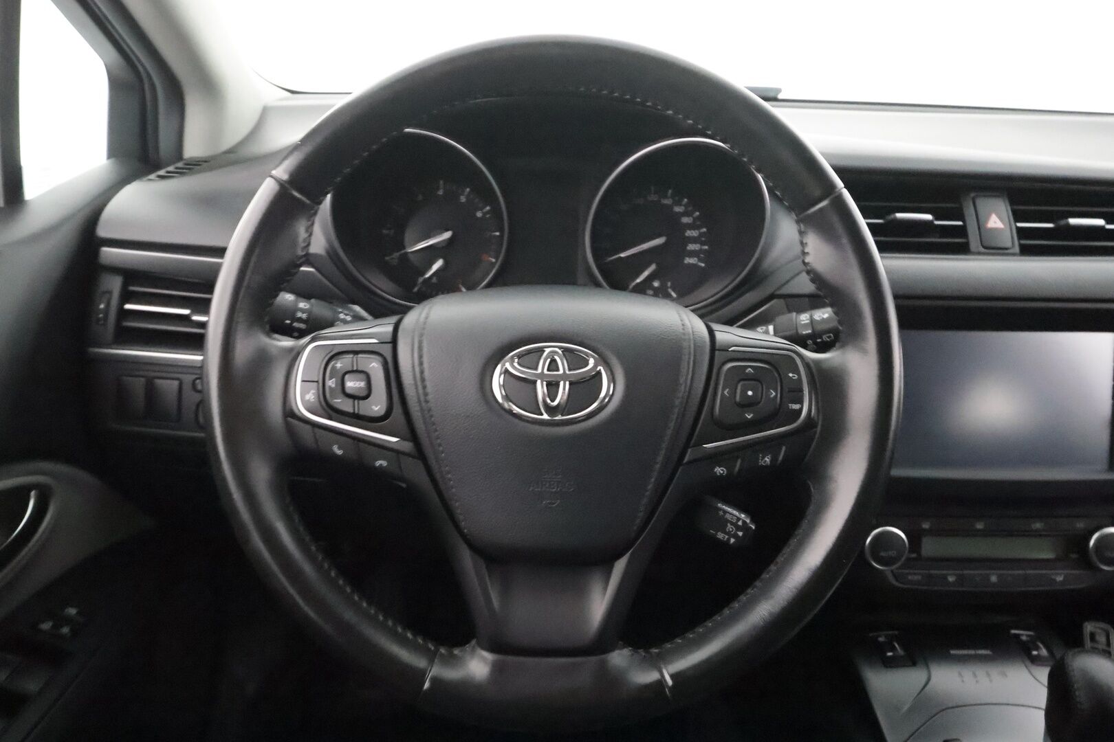 Toyota Avensis 2018 1,8 Valvematic Active Edition Touring Sports Multidrive S - | LED | Koukku | Navi | Lohko + sisälämmitin | P.kamera | Vakkari | Kaistavahti | PCS | Bluetooth | Hyvä huoltokirja | 2x renkaat aluin | 