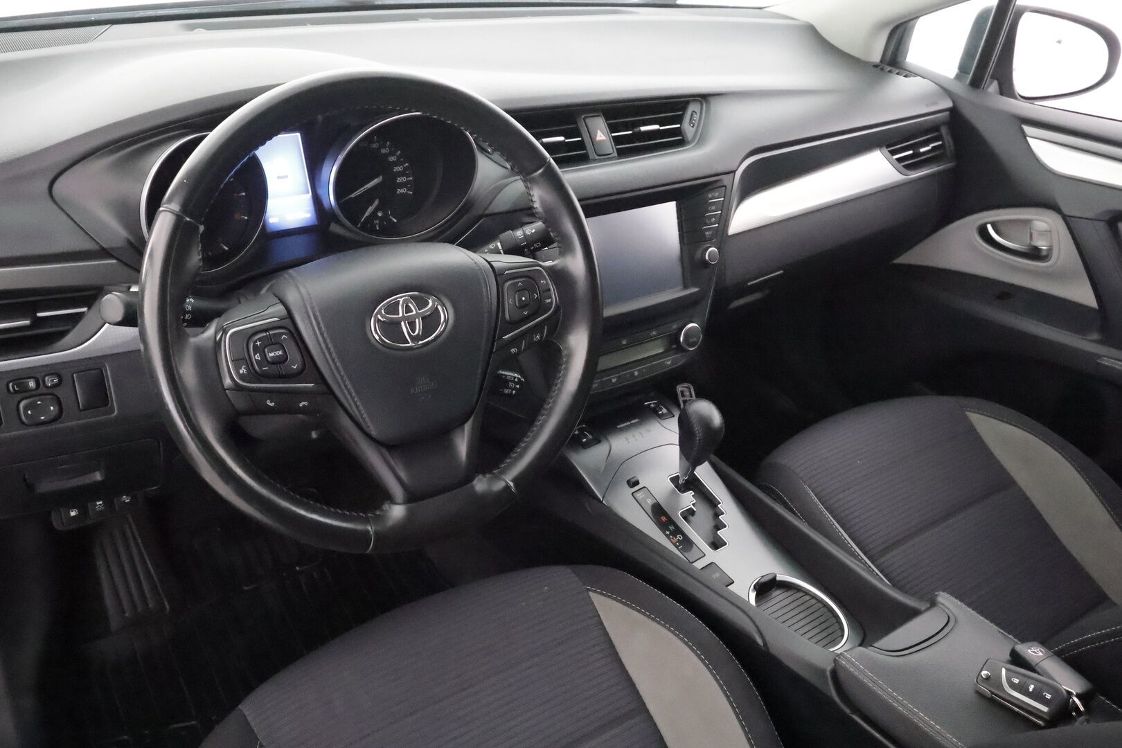 Toyota Avensis 2018 1,8 Valvematic Active Edition Touring Sports Multidrive S - | LED | Koukku | Navi | Lohko + sisälämmitin | P.kamera | Vakkari | Kaistavahti | PCS | Bluetooth | Hyvä huoltokirja | 2x renkaat aluin | 