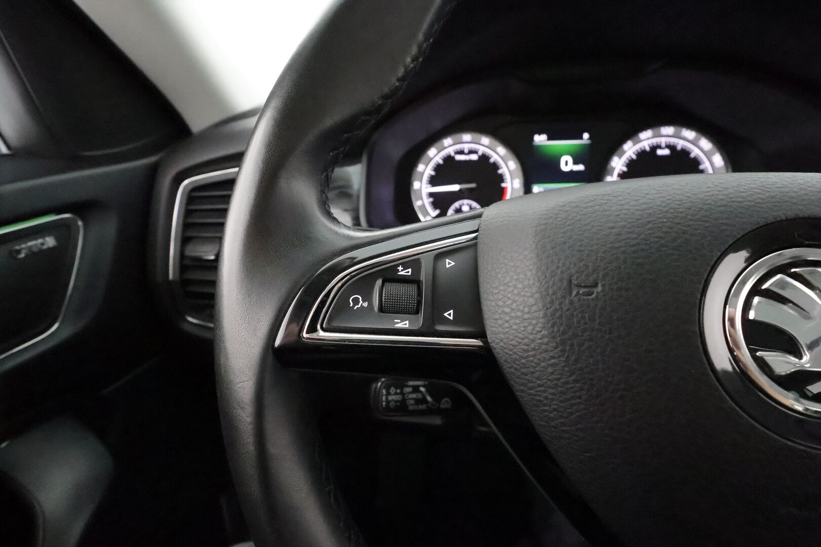 Skoda Kodiaq 2018 2,0TDI 190 4x4 Exclusive**Panorama / 360° Kamera / Ilmastoidut Muistinahat / Adapt.Vakkari / Webasto / Koukku / Canton** - Navi / Kaistavahti / 3-Alueinen / KeylessGO / 2x Renkaat