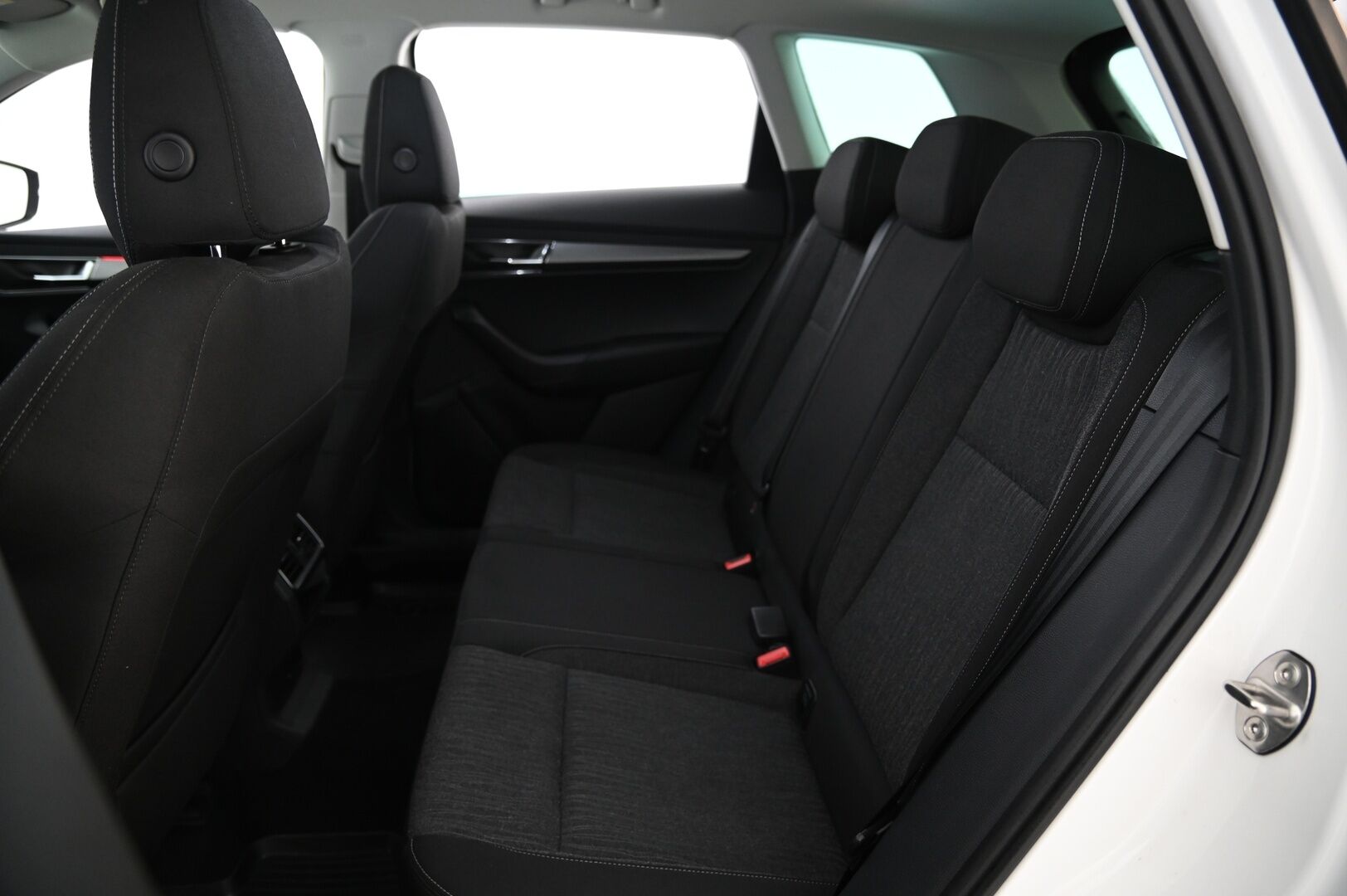 Skoda Karoq 2018 2,0 TDI 150 4x4 Style DSG Autom. *Webasto / ACC / Navi / Koukku / Jakopää tehty!* - *BLIS / Lane Assist / Smartlink / Lämpölasi / 2x Alumiinivanteet hyvillä renkailla*