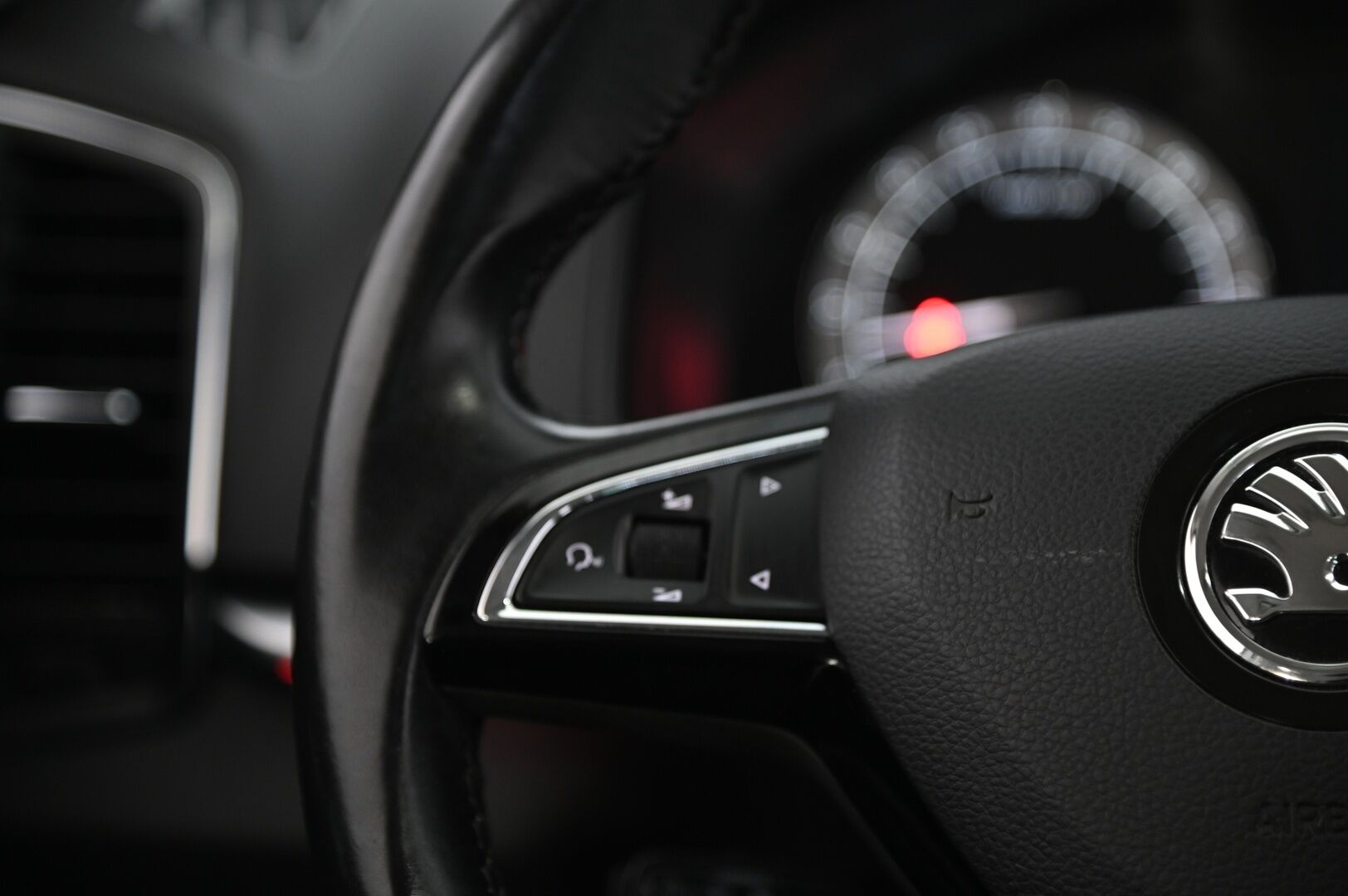 Skoda Karoq 2018 2,0 TDI 150 4x4 Style DSG Autom. *Webasto / ACC / Navi / Koukku / Jakopää tehty!* - *BLIS / Lane Assist / Smartlink / Lämpölasi / 2x Alumiinivanteet hyvillä renkailla* - Osta nyt, maksa vasta ensi vuonna